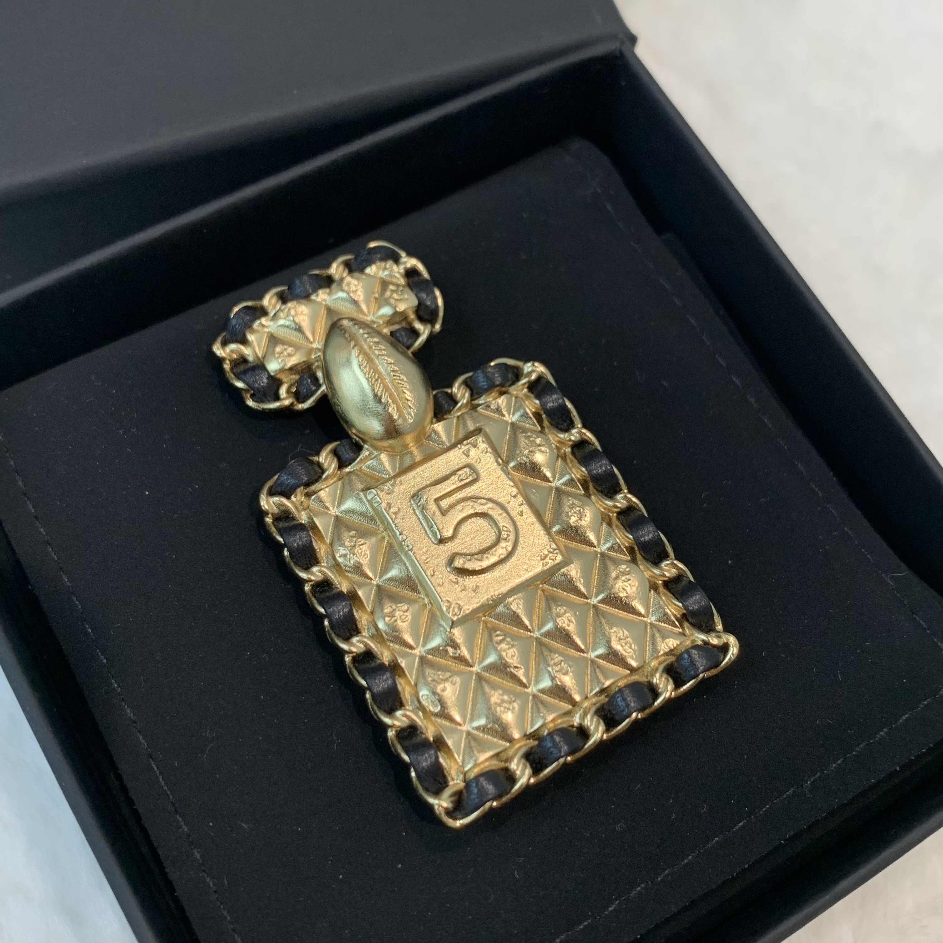 ✨晚會必備‼️Chanel No.5全金香水胸針 Chanel brooch 23年秋冬款