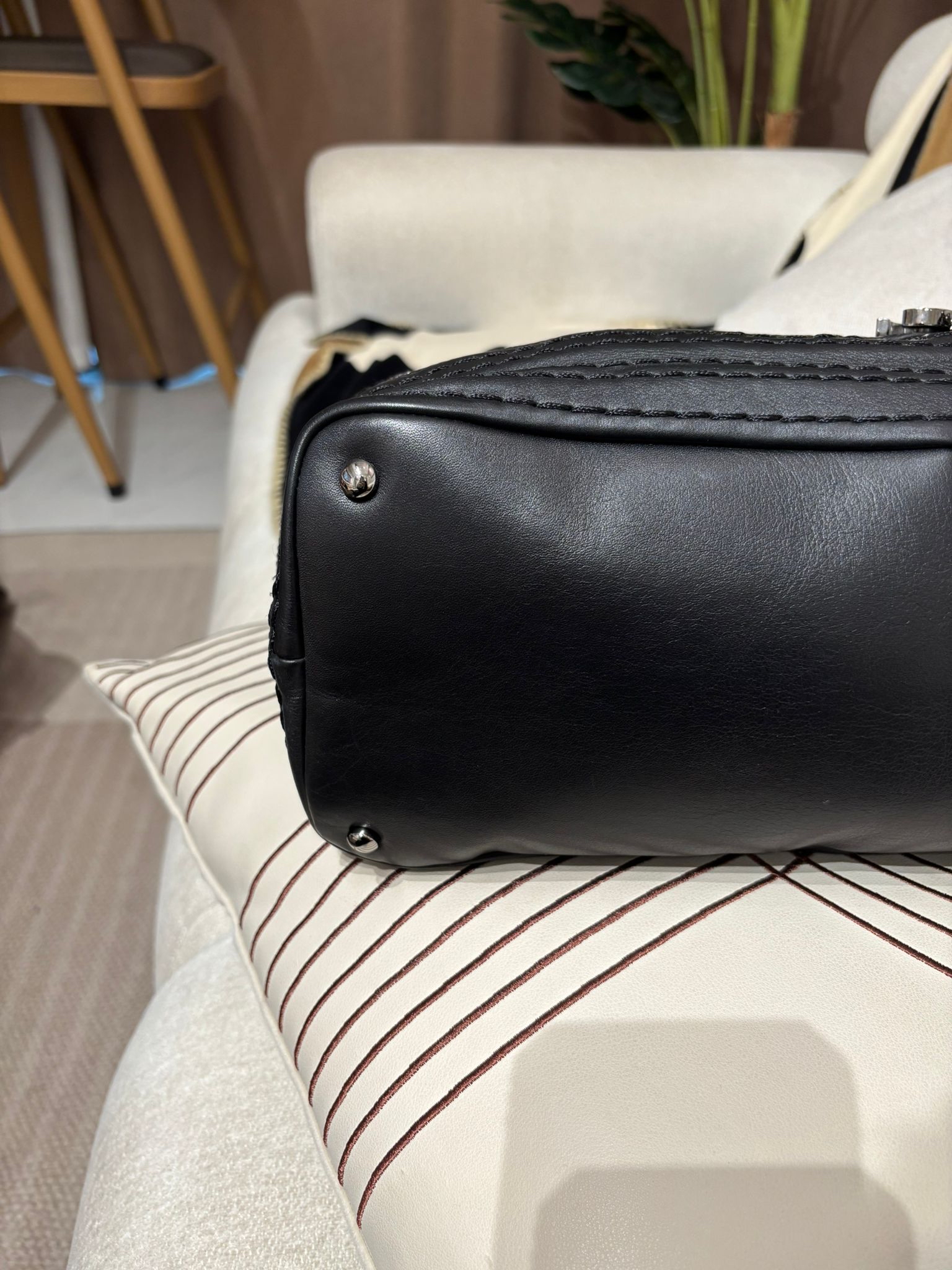 Chanel Shoulder Bag 黑色牛皮銀扣100%Authentic, 98%New ✅11Card ✅Dust bag