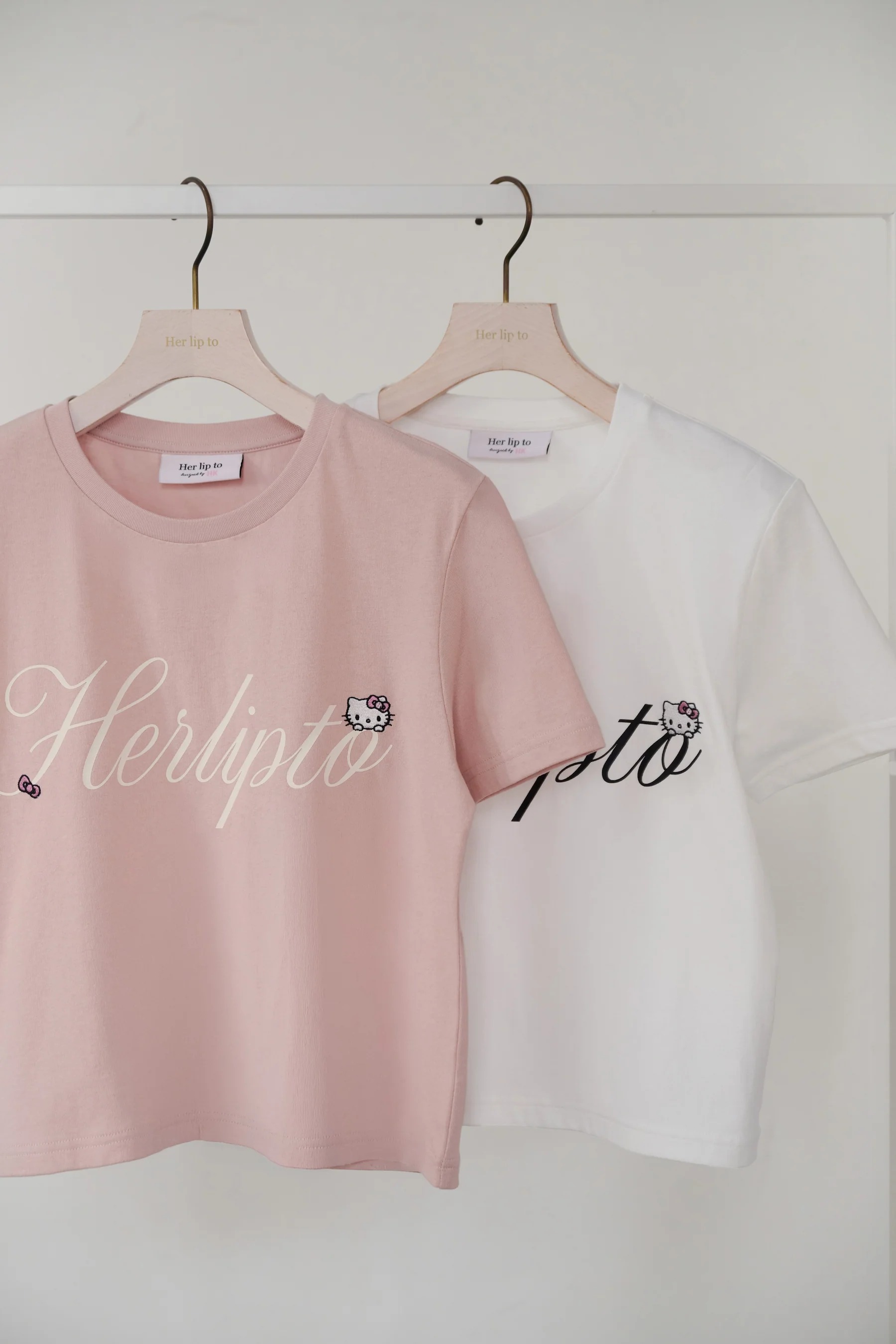 🎀【預訂】Her lip to × Kitty Front Logo Tee R