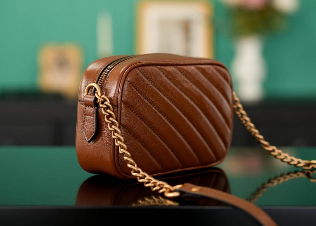 👜🔥Marmont系列绗缝迷你相机包 焦糖色 18cm （原厂皮 全铜五金） 正品售价¥12.000 独家原厂皮发售 限量级别 焦糖色属于大地色系，是黄皮友好色哟！ 自重很轻 链条搭配皮革的肩带不怕溜肩 毫不夸张说 绝对是日常用出场率最高的包 官方款号 448065 尺寸迷你：18x12x6cm 小号：24x13x7cm