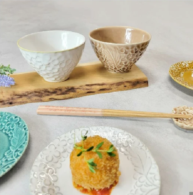 日本美濃焼浮雕花卉圖案植物陶碗