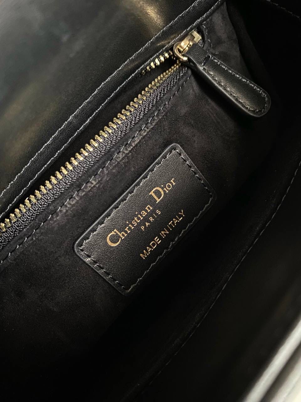 🈶黑色，四格 𝗗𝗜𝗢𝗥 𝗟𝗮𝗱𝘆七夕限定 在经典的基础上加了爱心小挂饰 让整个氛围有了爱的烂漫气息 戴妃作为经典的代表，怎么买怎么对 特别手拎时会显得整个人非常温柔优雅 我一直都推荐女生一定要有一只经典款 每个颜色都好好看，完全不需太纠结 20×16.5×8cm 4123m