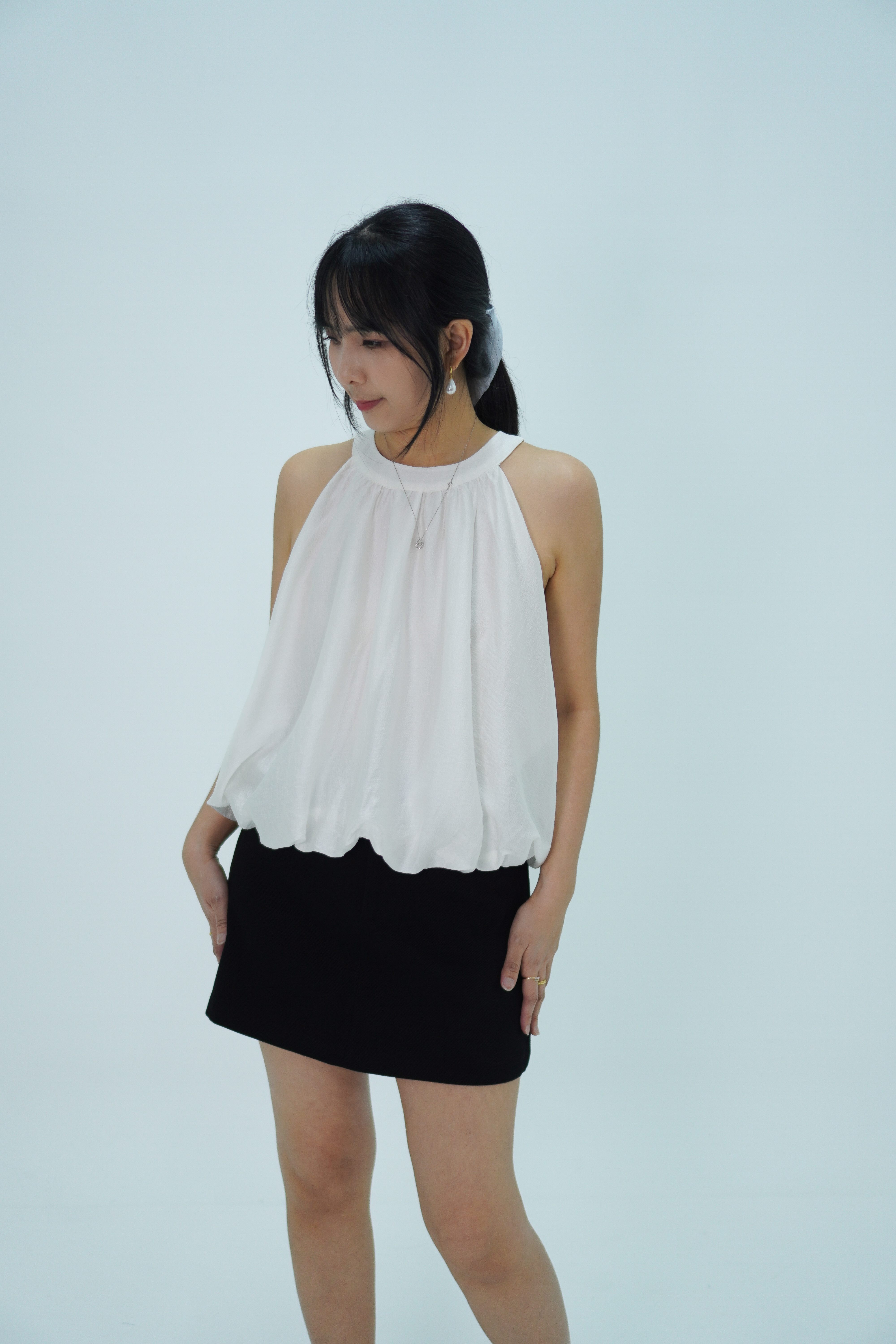 醋酸流光纱挂脖上衣