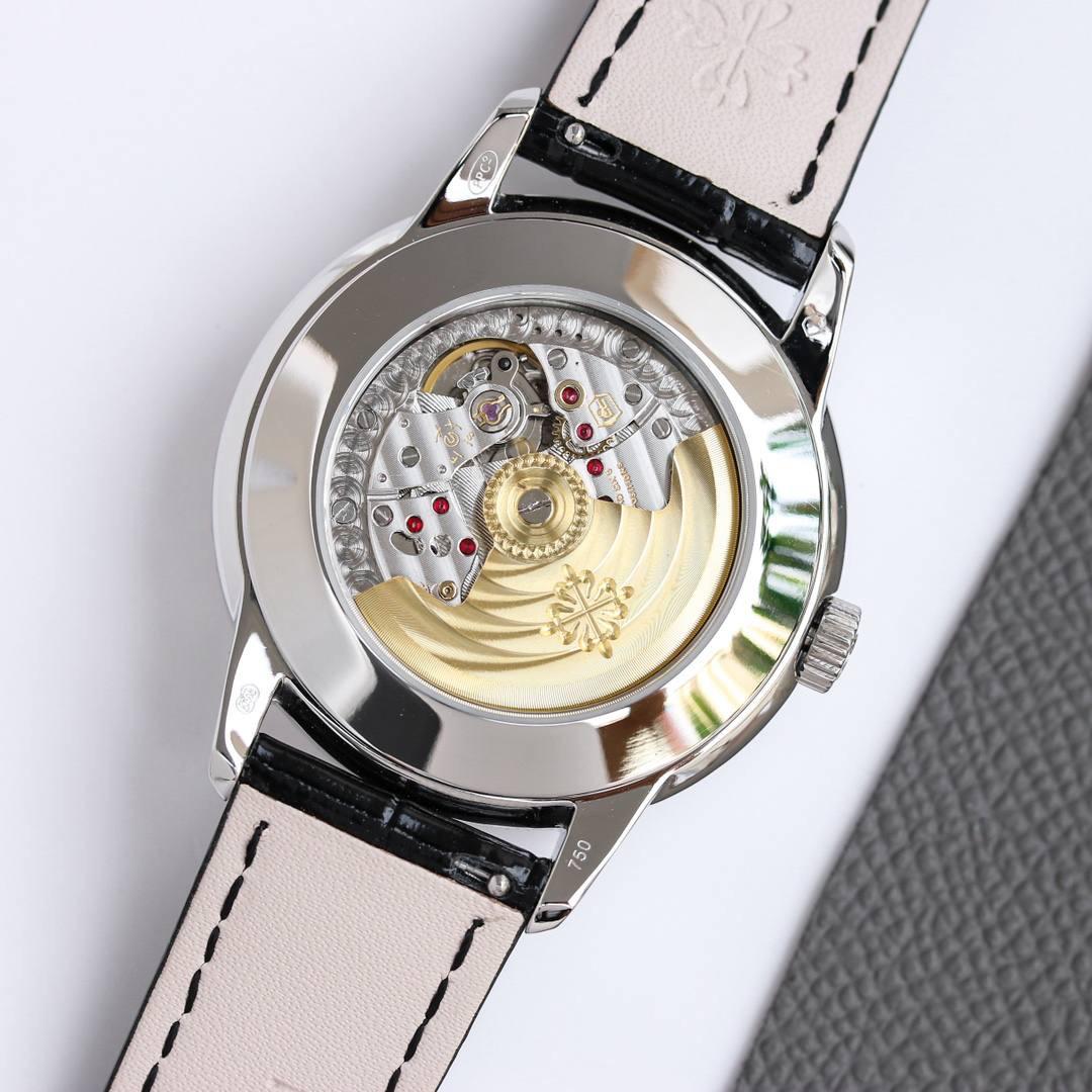 重金打造经典时计——百达翡丽5320G-001超级复杂功能时计直径40毫米一体冲压成型的双层式精钢表壳，致敬了经典的设计语言奶油色的表盘营造复古氛围，表盘边缘刻印有密分秒数刻度，配金质阿拉伯数字及五分钟凸圆刻度字钉，更有立体感。时分指针以巴顿式设计为基础，配以尖长的针尖，这特色造型是呼应了 1950 年代 Ref. 1463 计时码表的指针。表盘6点位置是月相显示和日期分拨。所有的万年历标志都很好，一眼就能读懂。内里搭置了仿324 S Q 自动上链机芯，是 324 自动上条传奇机芯的精装版本。机芯夹板桥经倒角，边缘作细意打磨，主夹板饰以鱼鳞纹，而夹板则缀以日内瓦波纹，夹板表面有包金雕刻，螺丝凹槽经打磨和倒角，连钻孔亦同样经打磨处理。搭配朱古力啡色牛皮表带，进一步带出复古气息。经典气息满满，欢迎表友品鉴👍👍