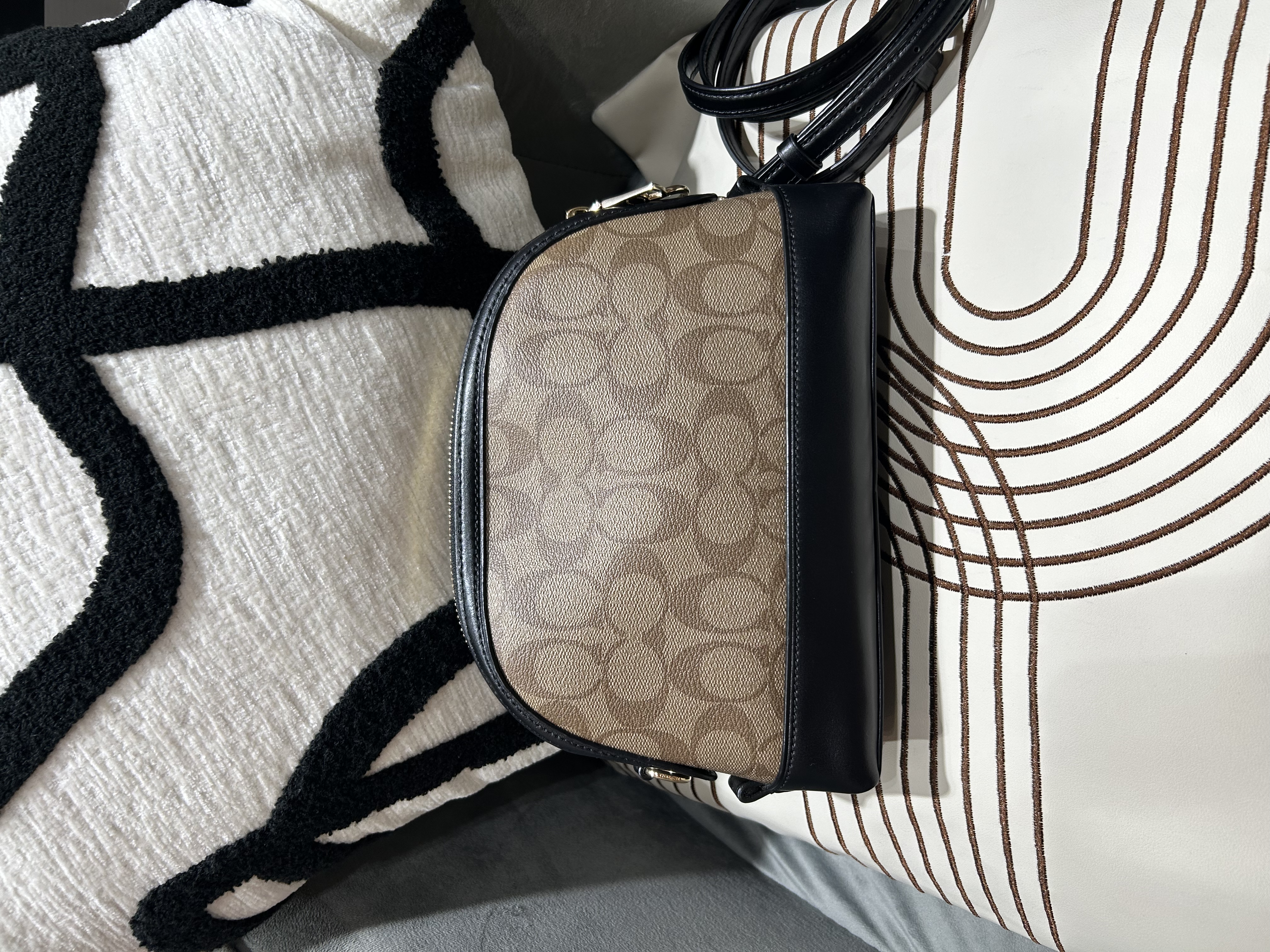 Coach Crossbody Bag 貝殼包 100%Authentic, 98%New ✅Dust bag
