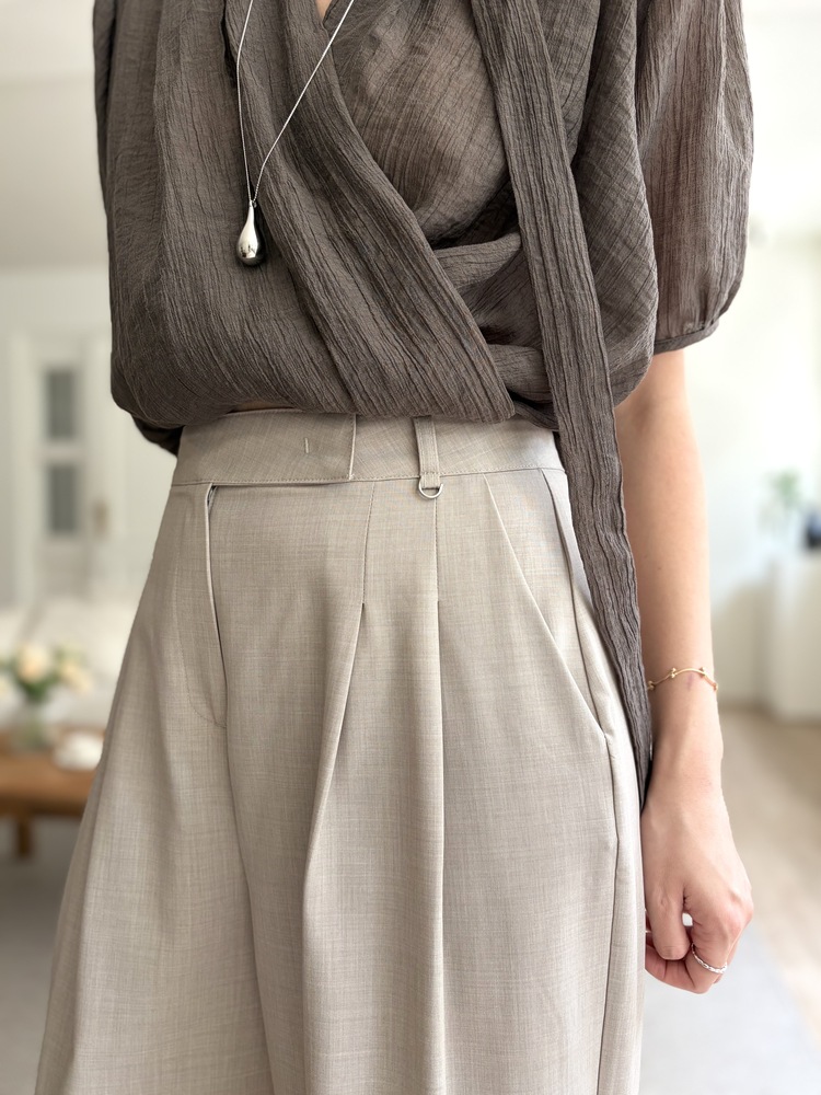 [極薄!] Strap Detail Pleated Pants (Oatmeal)