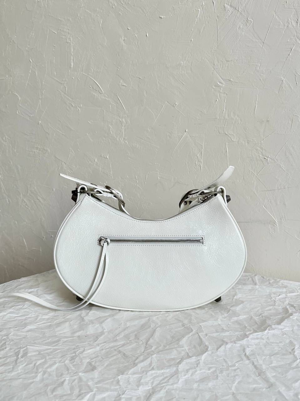 油蜡皮白银S/33cm🤍 Le Cagole半月包饺子包机车包 Wuhu！！让我重拾就对机车包的爱 半月弧形的包身，保留了软踏踏的皮料感 还有叮叮咚咚的流苏小钱包挂饰 最最让我欢喜的是多了面♥️小镜子！ 全方位细节拿捏住了～👌🏻 xs小号：26×16×10cm671309m s中号：33×16×8.4cm671307m