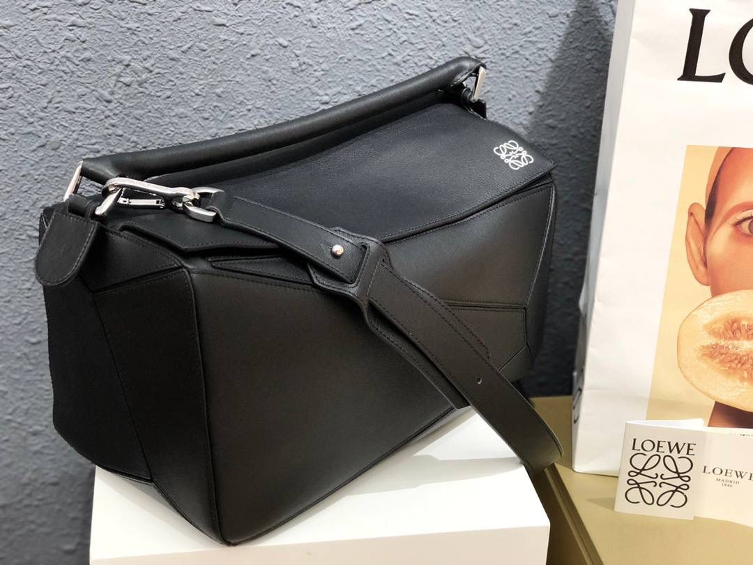 🖤 罗家经典𝐏𝐮𝐳𝐳𝐥𝐞 大号手袋 尺寸：𝟑𝟔-𝟐𝟕-𝟏𝟒𝐜𝐦 编码：061607 颜色：平纹/黑色/白标 🖤 凭借其创新的长方体形状，舒适的触感和高实用性，准确的裁切创造出了立体感。 人字纹棉帆布内衬，Anagram空压点缀，一个内部插袋隔层，后拉链口袋