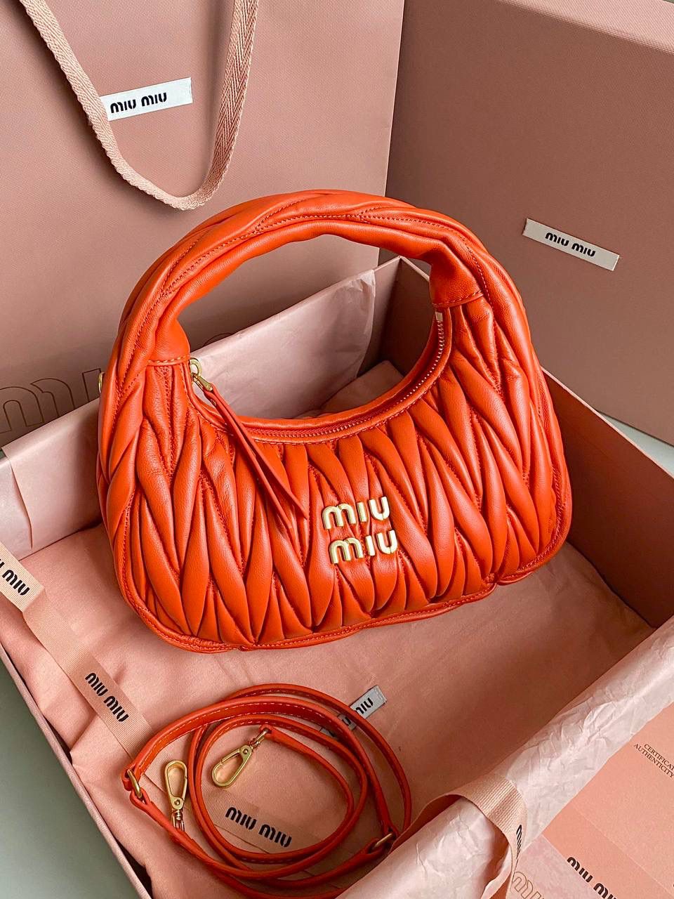 🈶橙色小号 𝗠𝗶𝘂𝗠𝗶𝘂 𝗪𝗮𝗻𝗱𝗲𝗿 𝗛𝗼𝗯𝗼褶皱腋下 火爆全网都不用多说，人手一只的程度 我们用的是进口小羊皮！非国产皮料 肉眼可见的细腻，软软糯糯触感非常好！ 他家经典独特的褶皱工艺，是要有一定厚度 底料太薄了都做不出它的饱满和弹性 更不是市场通货干瘪瘪的褶皱，实在太假 我们新合作的老师傅在这细节上扣的很认真 一缕一折都有zp的神韵，且做到对版！！ 追求高品质的来 小号：17×20×6cm，#F0013m 中号：18x25x7cm