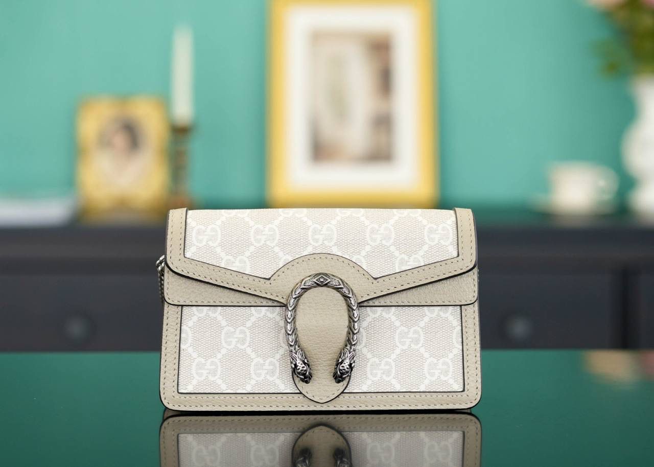 🥯GG Dionysus系列超迷你手袋酒神 燕麦色 16.5cm 正品售价¥8.000 GG家入门级小包推荐，酒神里面的经典基础款 经典酒神扣搭配原厂小牛皮 出镜率非常高 简直是穿搭利器 官方款号 476432 尺寸迷你：16.5x10x4cm 尺寸小号：28x17x9cm