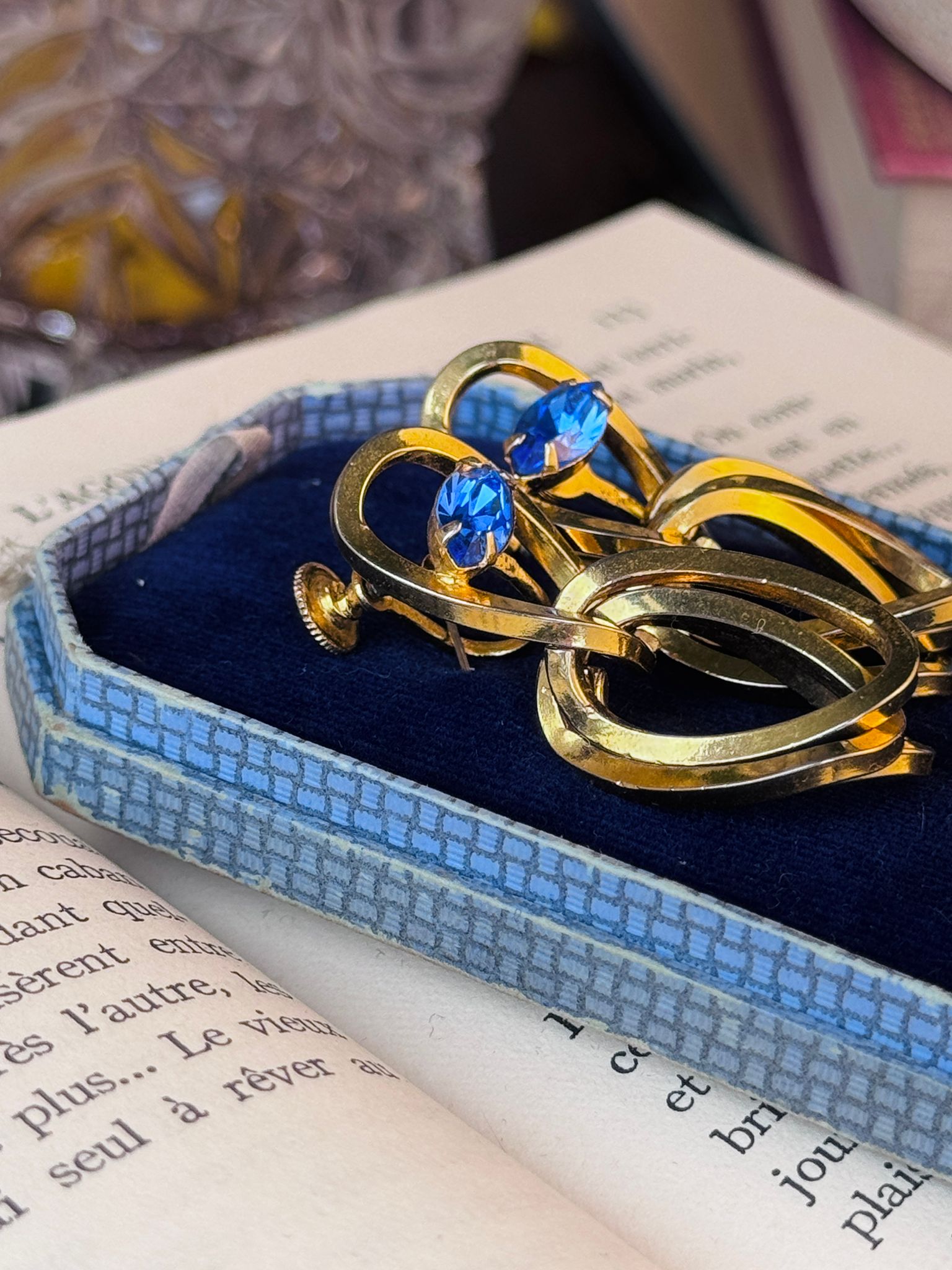 Vintage C.a. 1950s Royal Blue Glass Sculptural Loop Dangle Screw-back Earrings (MT2589-18)