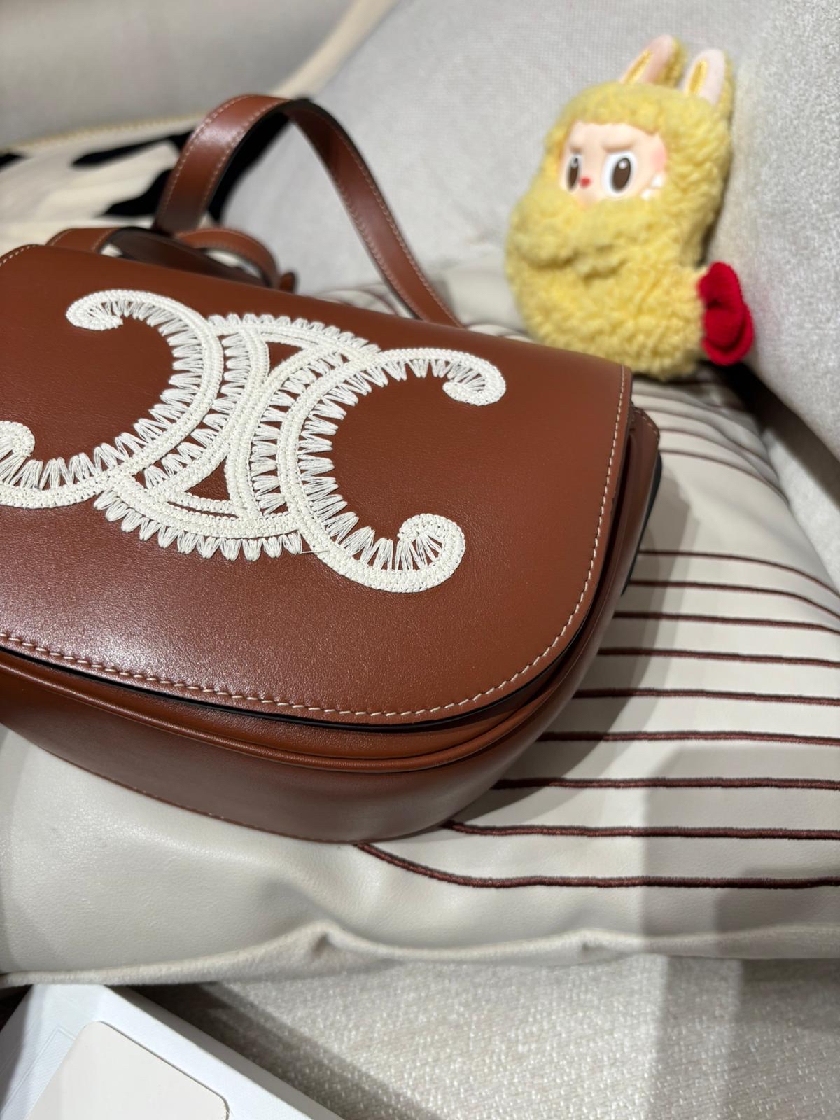 Celine Folco Cuir Triomphe 刺繡凱旋門logo 光滑牛皮革馬鞍包100%Authentic,98%new ✅dust bag ✅booklet   