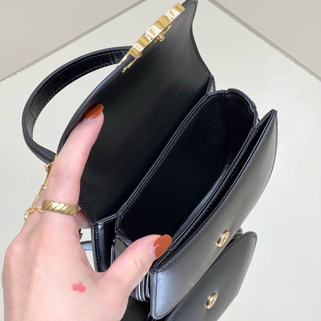 🔥大货实拍图 𝗖𝗘𝗟𝗜𝗡𝗘 ♥ 𝗕𝗘𝗦𝗔𝗖𝗘 𝗧𝗥𝗜𝗢𝗠𝗣𝗛𝗘手提马鞍 型号：10L063 尺寸：15.5*11.5*5cm