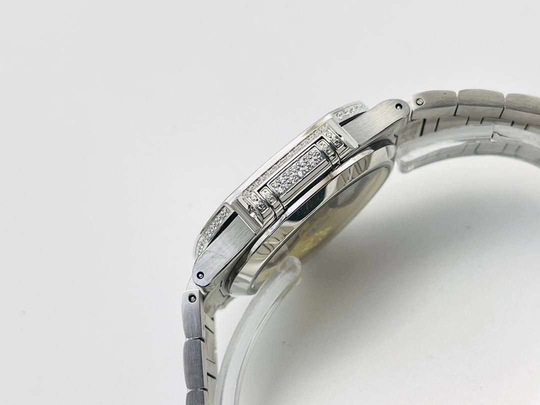 —百达.翡丽7118女士鹦鹉螺 满钻限量款 少量到货，限量供应（全身采用八心八箭天然奥宝水钻）😍😍 1⃣️腕表:定制9015改324 S自动一体上链机械机芯，中心大秒针！ 2⃣️表盘:密镶钻，拥有286颗钻 3⃣️表壳:密镶拥有518颗钻，拥有蓝宝石水晶透盖。 4⃣️直径35.2MM！ 5⃣️表链:采用拥有1729钻采用罕见的“不规则雪花镶钻”工艺，令腕表更添耀眼光彩，这项工艺需要将大小各异的钻镶嵌并固定到位，尽可能隐匿每颗钻之前的贵金属痕迹。 6⃣️顶配鹦鹉螺7118满天星！ 目前算是最奢华的女款鹦鹉螺 应该没有人能拒绝了它了吧？ 雪花❄️镶钻全身 不仅是表盘，表带都是雪花镶钻总之一个字“闪”（白色为真空炉内白金，玫色为真空炉内纳米玫瑰金）