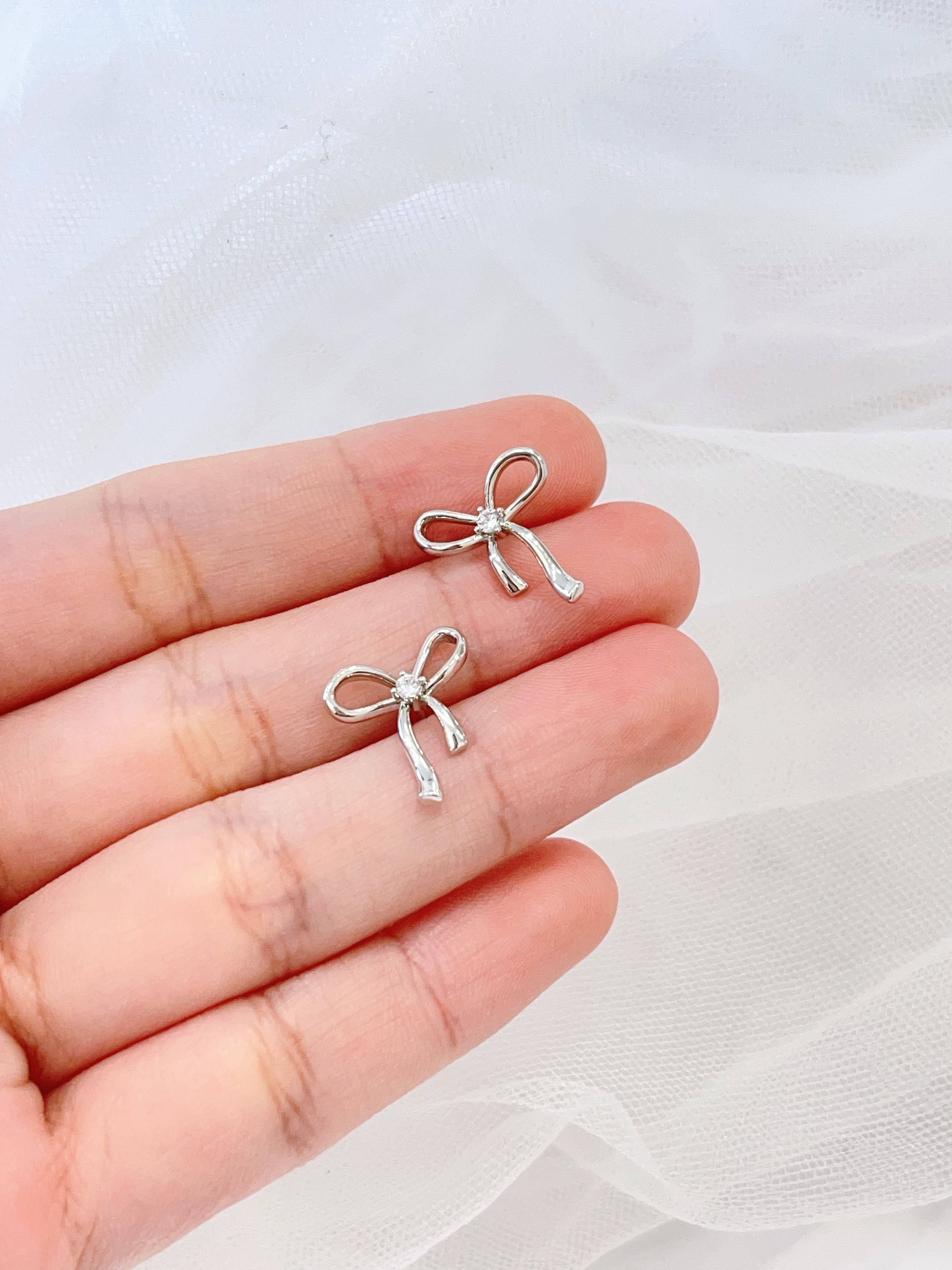 简约银色线条蝴蝶结耳环