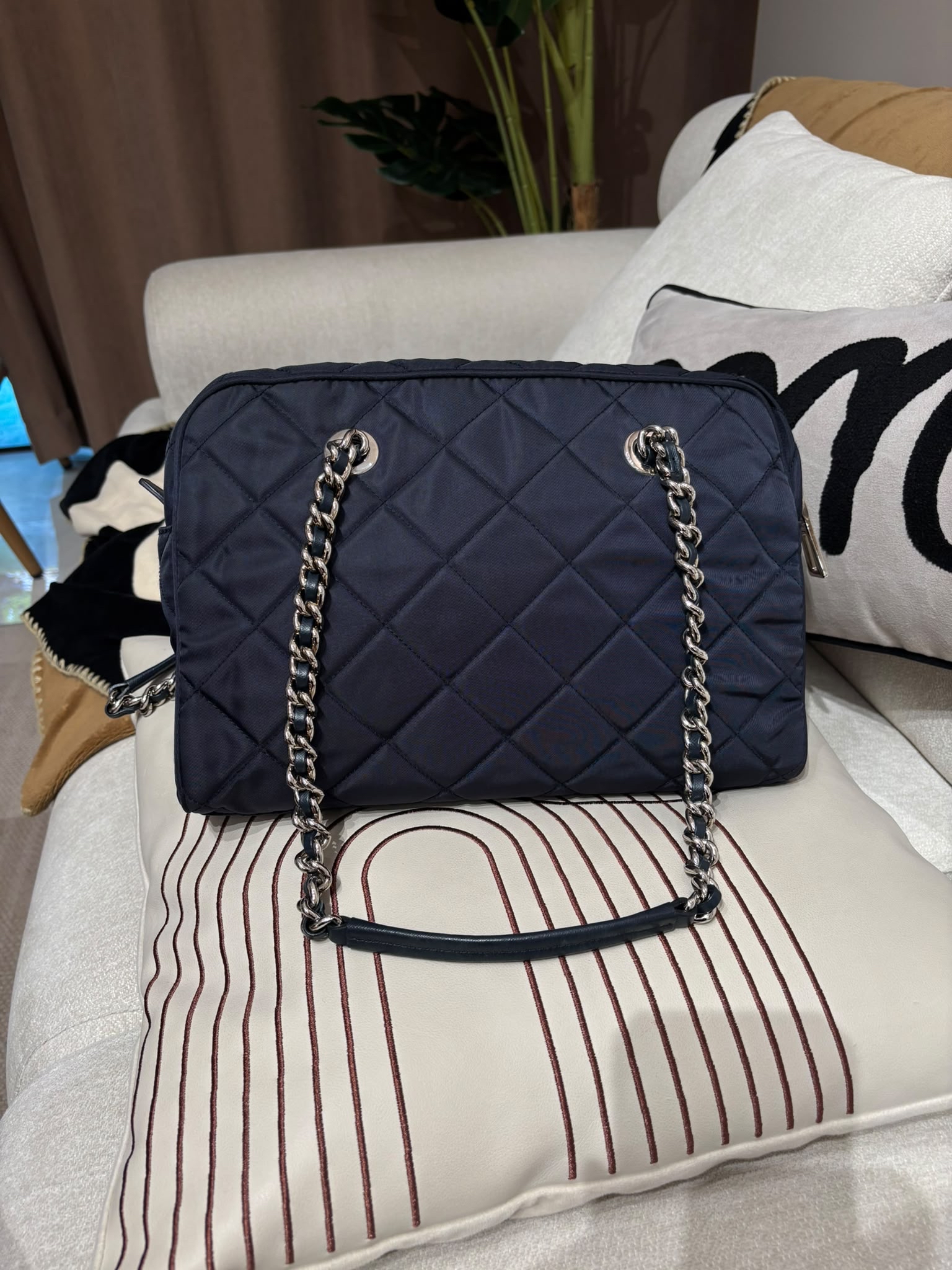 PRADA nylon shoulder  bag navy 100%Authentic, 95%new ✅Dust bag