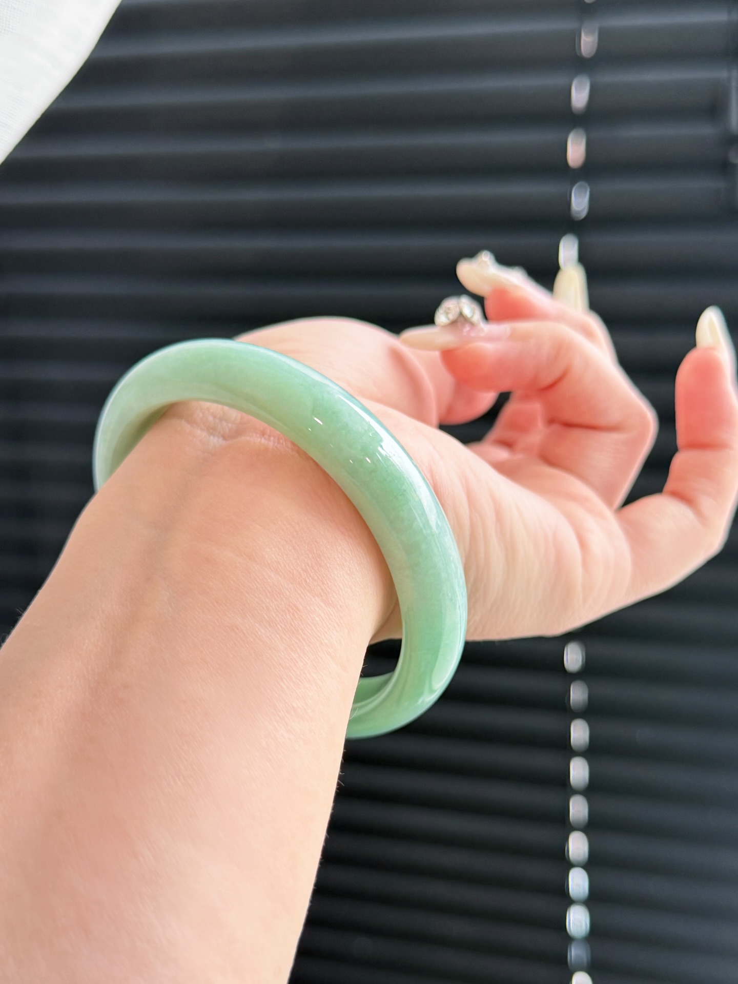 ✨ 马来西亚现货 · 手镯现货发售 ✨💚果绿色调娇润光泽的翡翠手镯，绝对的显白神器💎 手镯尺寸 • 圈口：57 mm • 宽度：11.5 mm • 厚度：7 mm 📄 附证书 每只手镯均附专业鉴定证书，安心选购 ✔️ 🕊 鉴赏期 支持鉴赏期，购买更放心 🌍 全球配送 马来西亚现货，支持全球邮寄 ✈️ 📩 欢迎私讯咨询 / DM 查看细节与实#马来西亚翡翠 #怡保 #吉隆坡 #新山 #新加坡