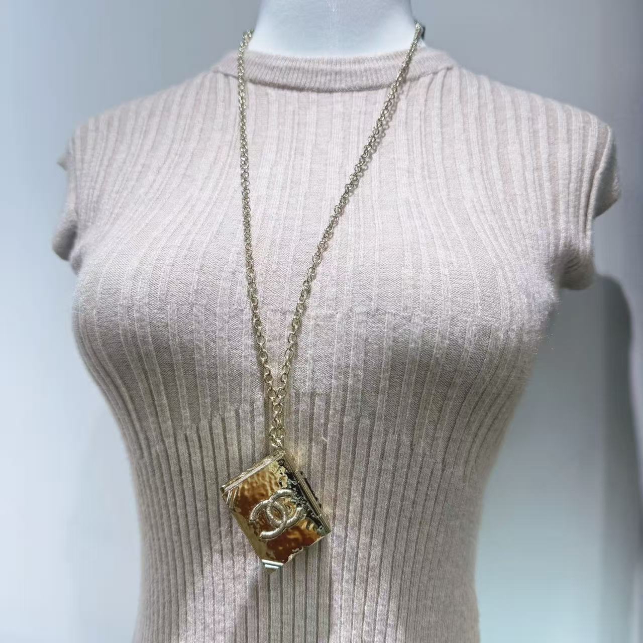 Chanel 黑金獅子書頸鏈