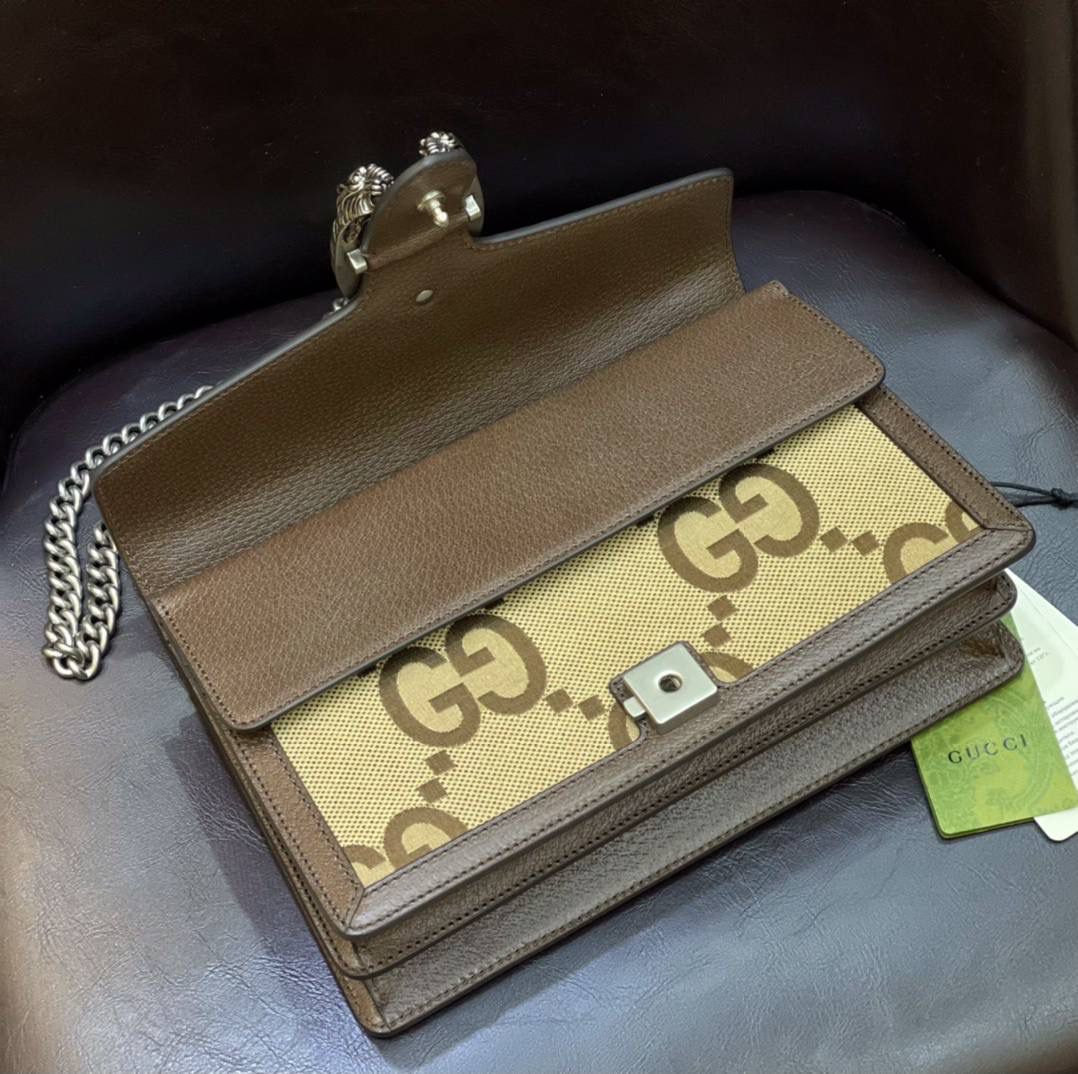 🔥帆布 Dionysus酒神系列# ▫️型号：400249 ▫️尺寸：28*17*9cm 万年推 ，稳稳的销量冠军🏆原厂棕色牛皮➕大G帆布面料. 配以如今颇具神话因素的织纹虎头扣，非常耐看与典雅。滑动链条可调整为约38厘米的肩带，或长约22厘米的顶部手提带，内部拉链隔层且翻盖下配有口袋，非常实用，经典而又不失潮流的复古设计加上大G图纹，爱美的你们怎会剁手呢！