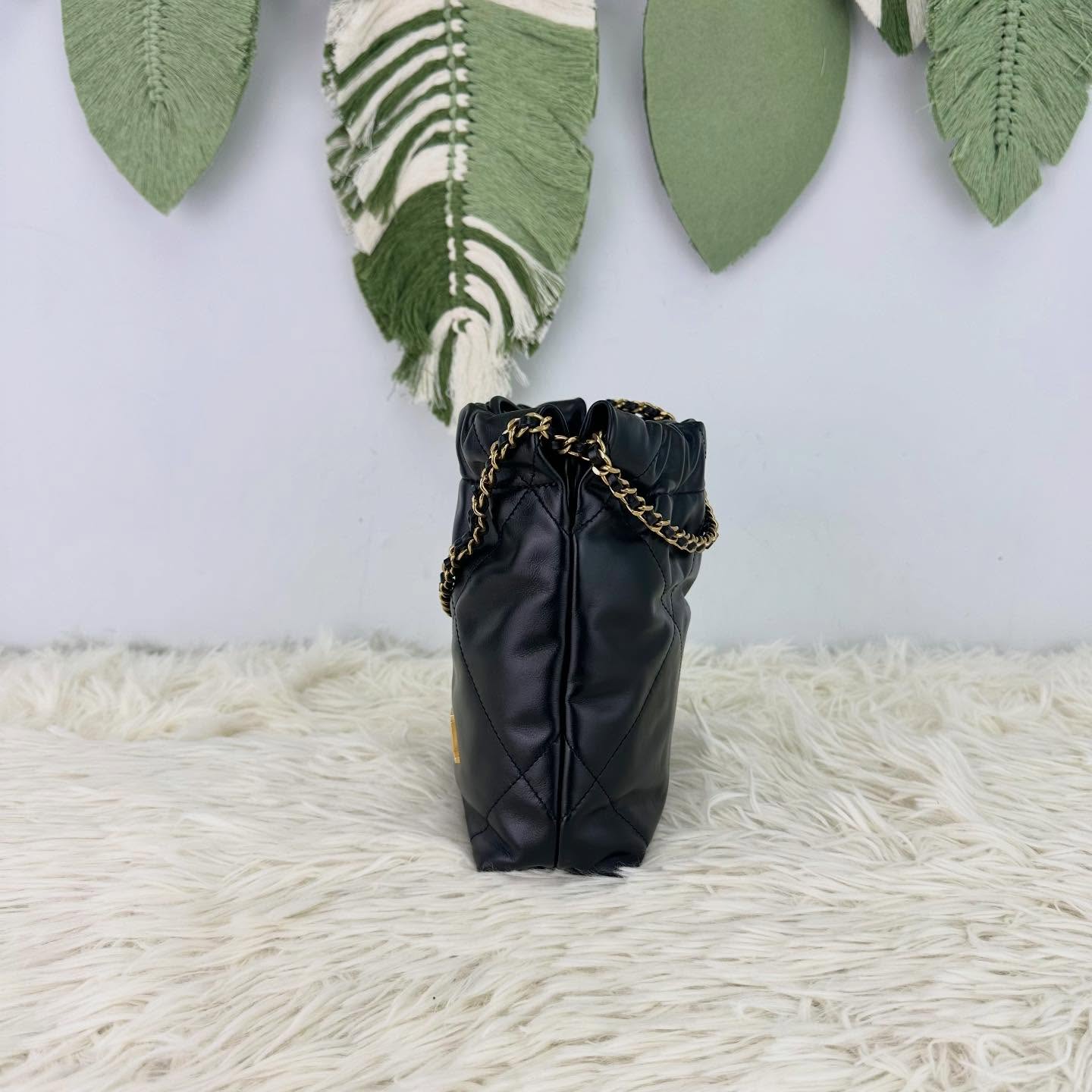 CHANEL 🤍PRE OWNED Mini 22 Bag 黑色金扣 晶片款 2023年全套有單🖤