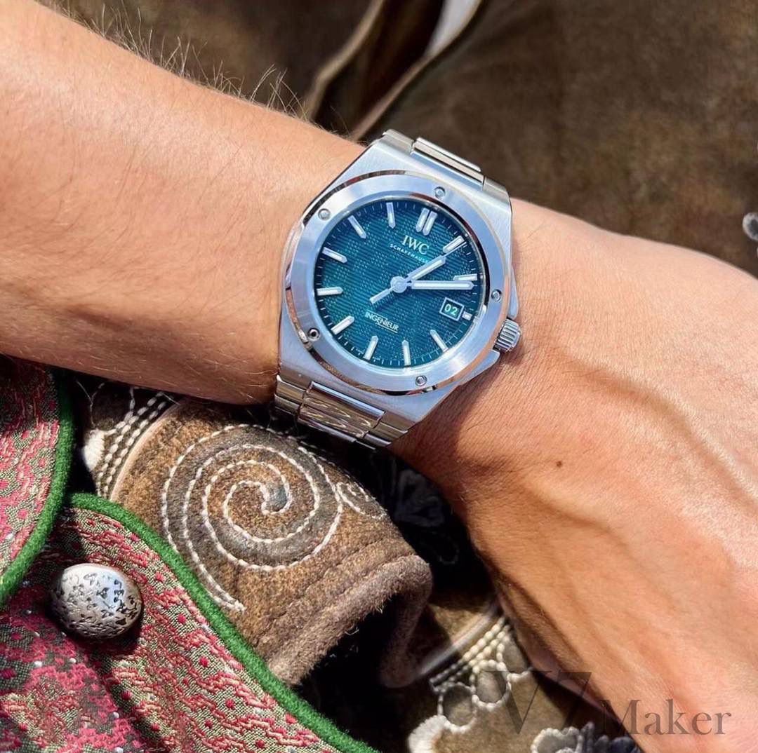 全新原装钢带开模，所有结构同步原装，其材料，做工，佩戴感100%同步原装。 V7厂仍采用进口瑞士全新SW300机芯，性能同样出色，精准恒久，无返修烦恼！V7亦同时提供亲民版的海鸥2892稳定版供选，其外观细节均与瑞士版本一样。