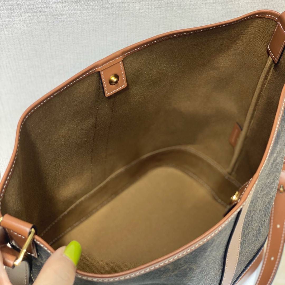 🔥大货实拍图 𝗖𝗘𝗟𝗜𝗡𝗘 ♥ 𝗧𝗥𝗜𝗢𝗠𝗣𝗛𝗘 𝗖𝗔𝗡𝗩𝗔𝗦中号水桶 多少年都不会倦怠的经典与复古设计，可以说是品牌标志性收藏款了。型号：191132 尺寸：33*27*17cm