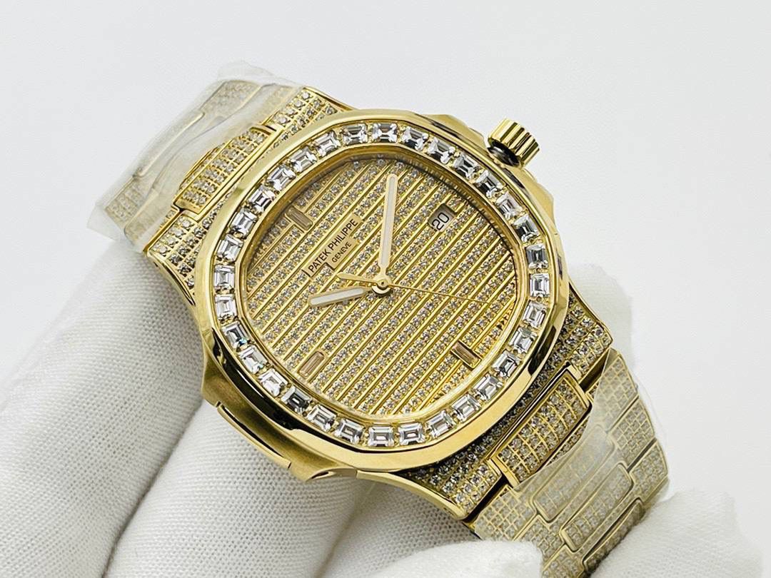 百达翡丽PATEK PHILIPPE优雅运动系列5711/1A鹦鹉螺，钢表之王，全网最佳解毒方案！细节方面： 1⃣️直径40毫米！ 2⃣️搭配定制版机改Cal.324自动机芯。 3⃣️316L定制级人体工程学表带！ 4⃣️钢带圈口珠是钻石型的，与正品相结合。