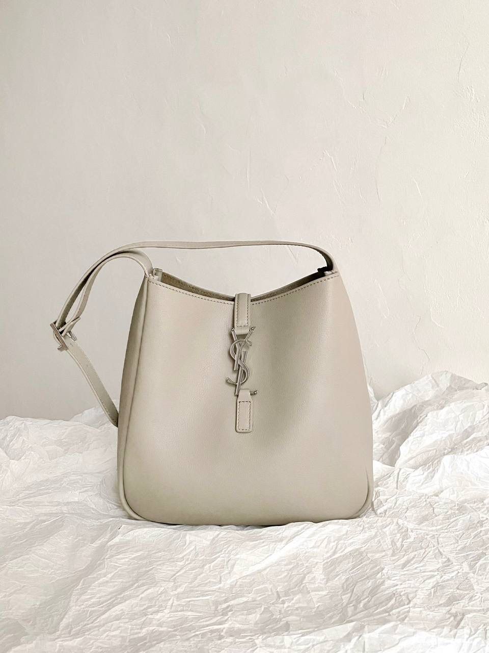 【已更新最新细节⚠️】 ys1 hobo bag腋下包海盐色(银扣)🦙 大爆款🔥我和你们说，这只包看着普普通通 但是上身是真的很好看！ 第一次看到他们家有这种慵懒的腋下包 整个包都是柔软的原厂胎牛皮 又轻容量又大，真的很～～好背 这只包的灵魂在于圆滚滚中又有型 市场很多做得太挺括硬朗，那种货打咩啊❌ ZP开发⚠️全套包装哦～ 23×22×8.5cm713938m