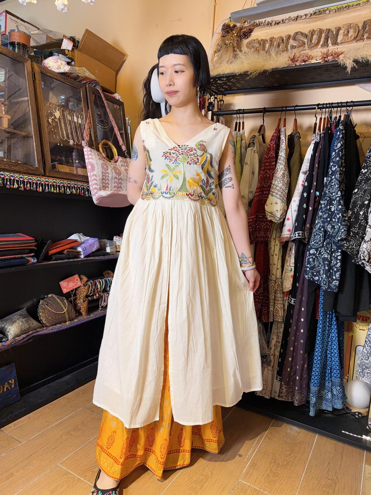 1640 Zoo Emb. Beige Sleeveless Top 44.5"