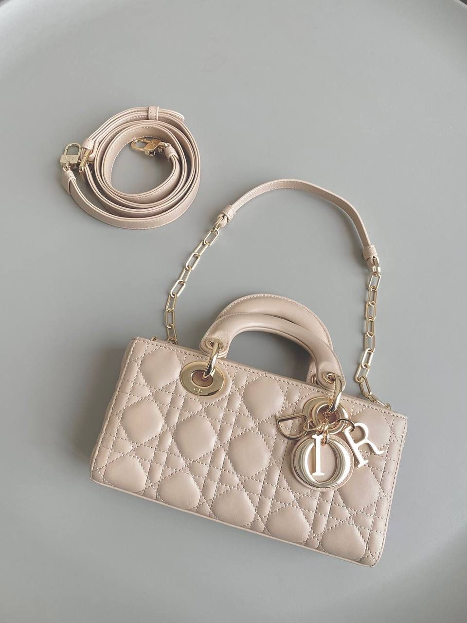 沙粉色小号🎀𝗗𝗶𝗼𝗿 𝗗-𝗝𝗼𝘆 𝗯𝗮𝗴羊皮2023款，新色 时尚果然就是轮回，回归了一把中古戴妃😍🌟 长方包形，短链条➕细长肩带直接封神！！ 复古时髦感超强，真是什么场合都可以把住 绝对是lady中的天花板了，强势出圈啦姐妹们 22.5×12×5.5cm