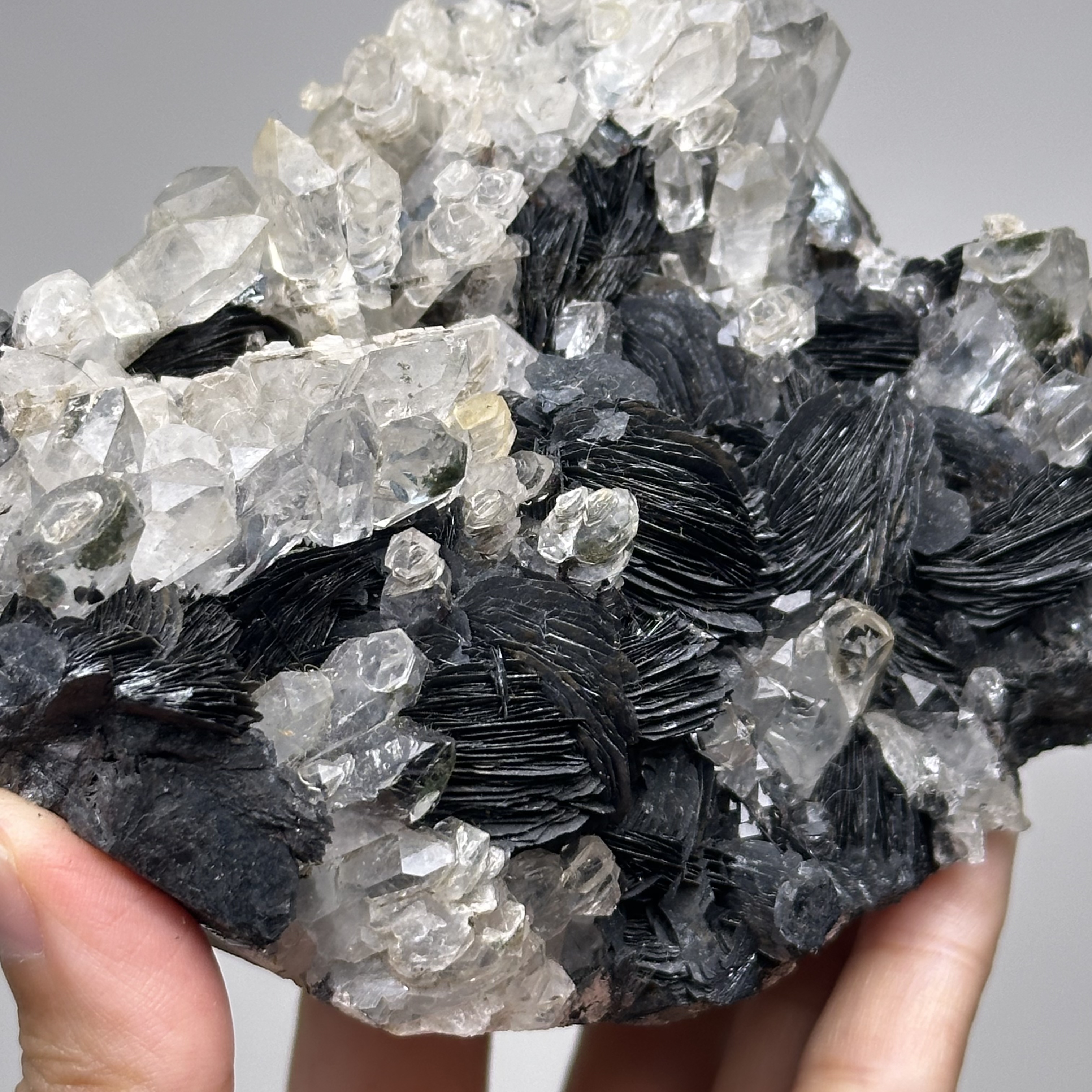 鏡鐵礦共生白水晶簇 - Hematite and Quartz
