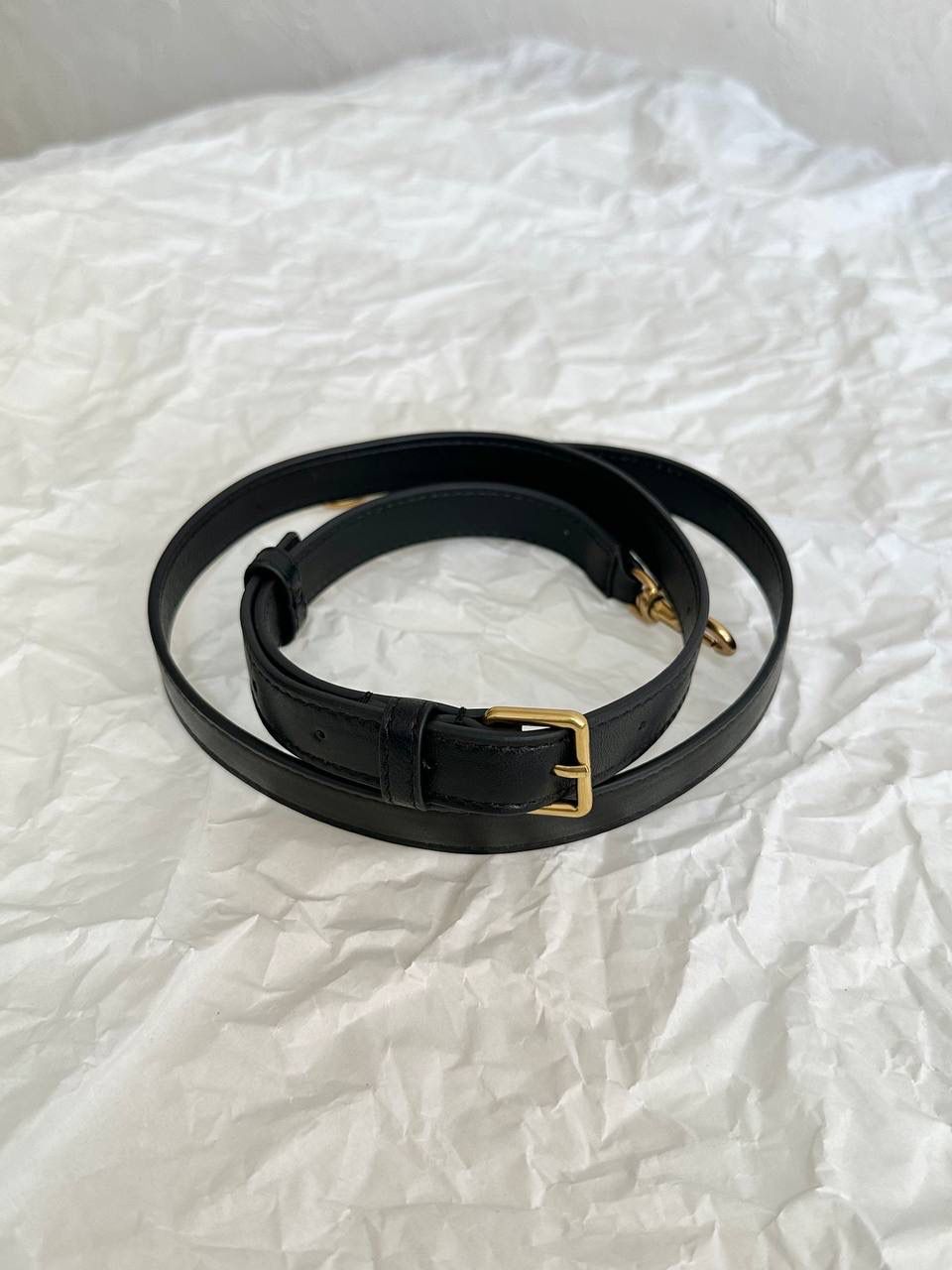 仅剩少量❗️ ys1 liya保龄球行李包🎳👛 为数不多的可以手拎的通勤包 容量超级大，喜欢大包的姐妹不要错过 双拉链大分区，里面还有小隔层 功能性实用性都照顾到 我真的很喜欢他们家扁平的菱形衔缝线 清冷和酷飒感一下就出来 你别说，这只保龄球还挺学院风哈～ 31×16×13cm766785m