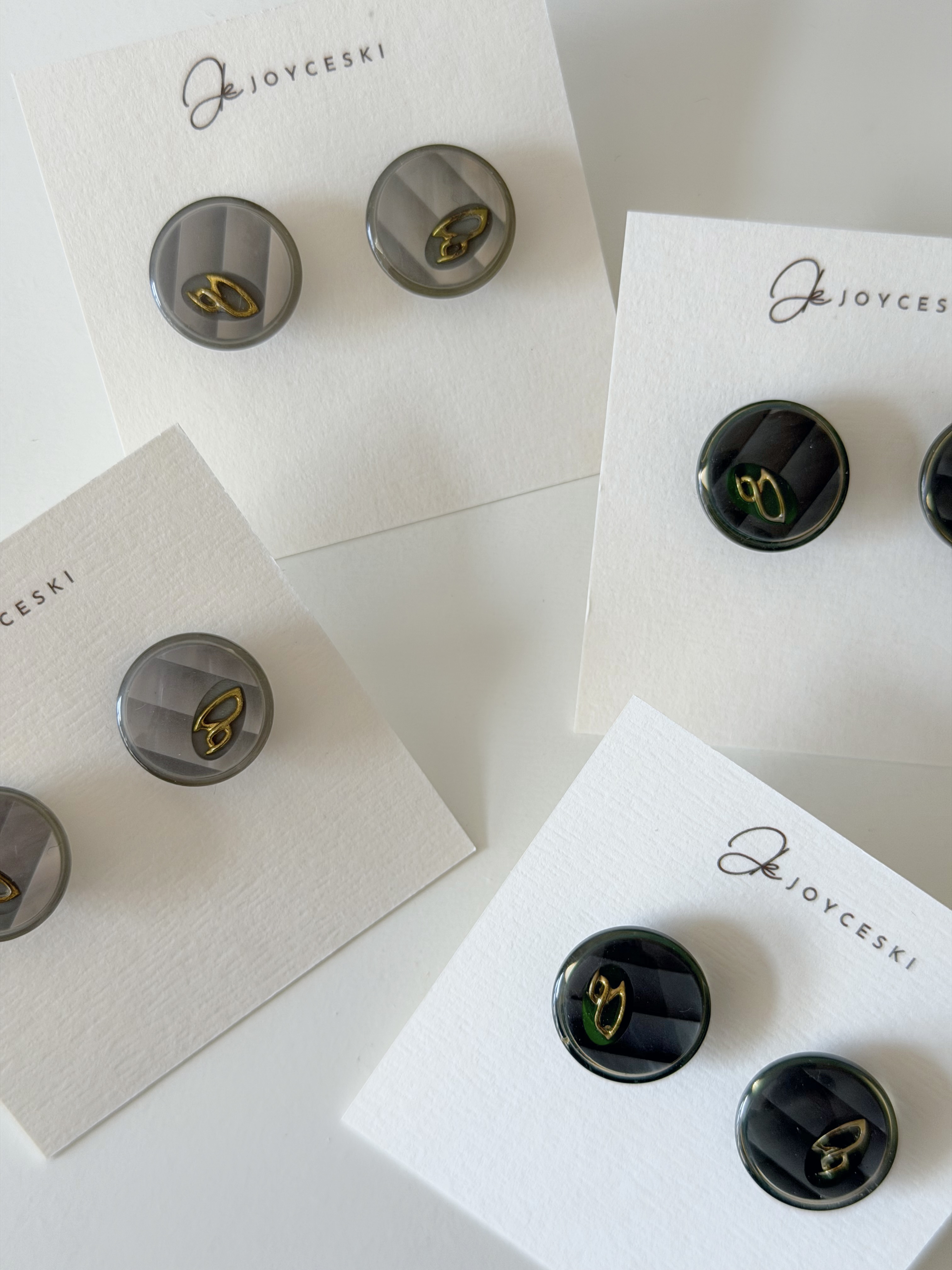 日本鈕扣耳環/暗間淺灰