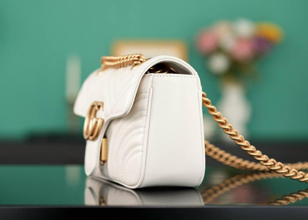 👜Marmont系列肩背包经典款 白色 22cm💕 （原厂皮 全铜五金） 正品售价¥18.000 独家原厂皮发售 限量级别 GG招牌款，镇店之宝 白色真的超级温柔又高级！ 原厂牛皮搭配经典的双G扣，复古做旧风格 背上就有白富美即视感， 属于所有人都能驾驭的颜色 官方款号 446744 尺寸小号：22x13x6cm 尺寸大号：26x15x7cm