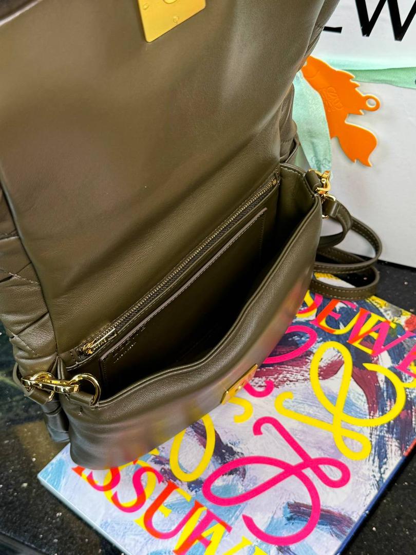 👉🏻羊皮【𝘗𝘶𝘧𝘧𝘦𝘳 𝘎𝘰𝘺𝘢】 —深卡其绿❤️ 编码：012122 尺寸：𝟐𝟑-𝟗-𝟏𝟕𝐜𝐦 ❤️采用轻柔纳帕小羊皮，经过裁剪、缝制和手工编织制成，内里一个主要隔层，一个拉链口袋和一个插袋。 ❤️配有可拆卸的金属甜甜圈链条和一条可拆卸可调节的皮革带子。可肩背和手拿