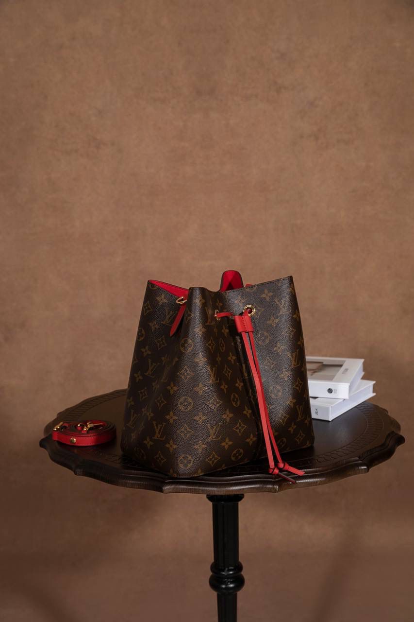 LV水桶包🎀 尺寸 26×26×17.5cm▪️ 这是很多人入门都会选的经典款，超受欢迎！原本在 1932 年是用来装香槟的酒袋，现在变成超时尚的水桶包，经典到不行，被叫“经典之王”一点都不过分😍💯