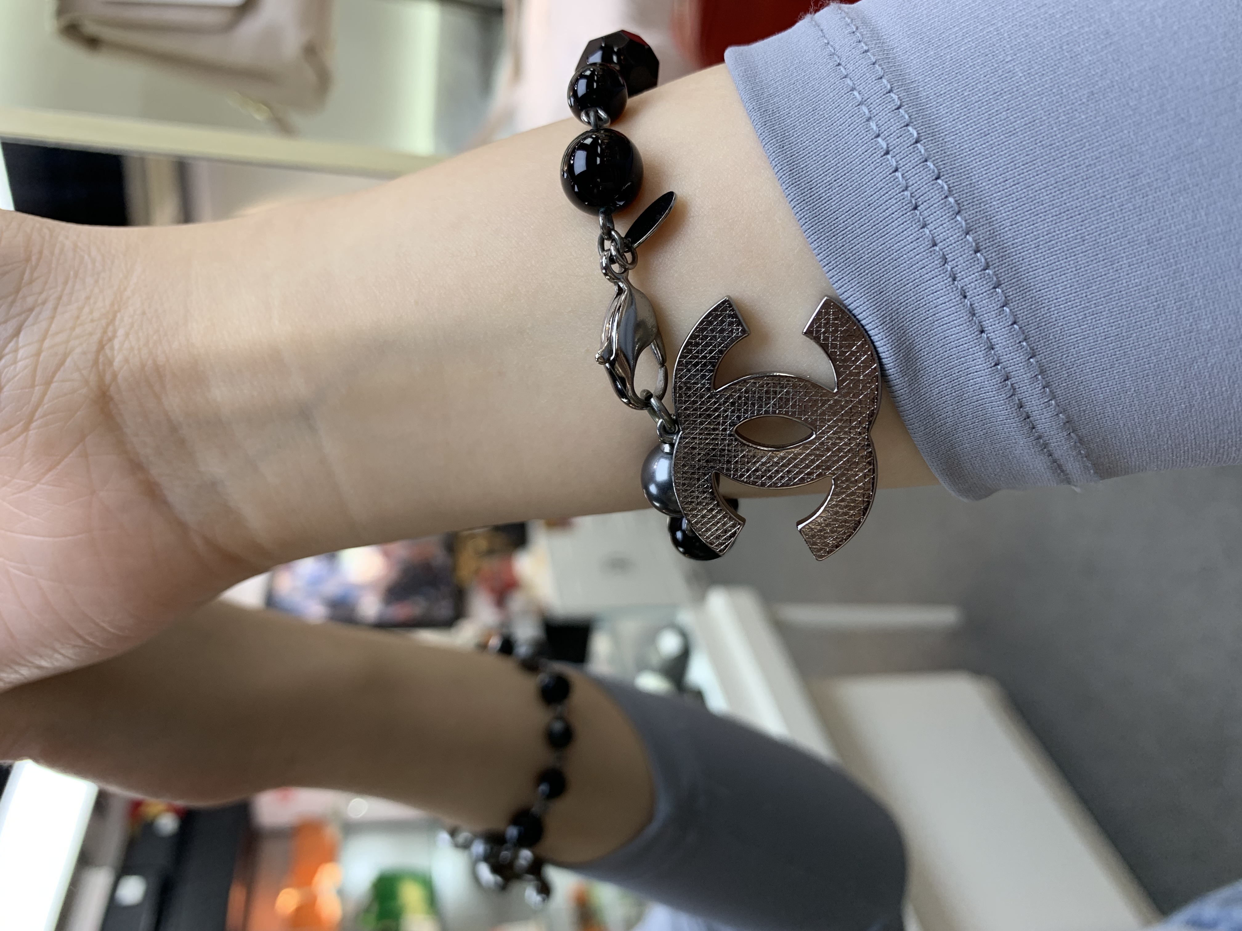 Chanel黑色配灰色珍珠手鏈大logo