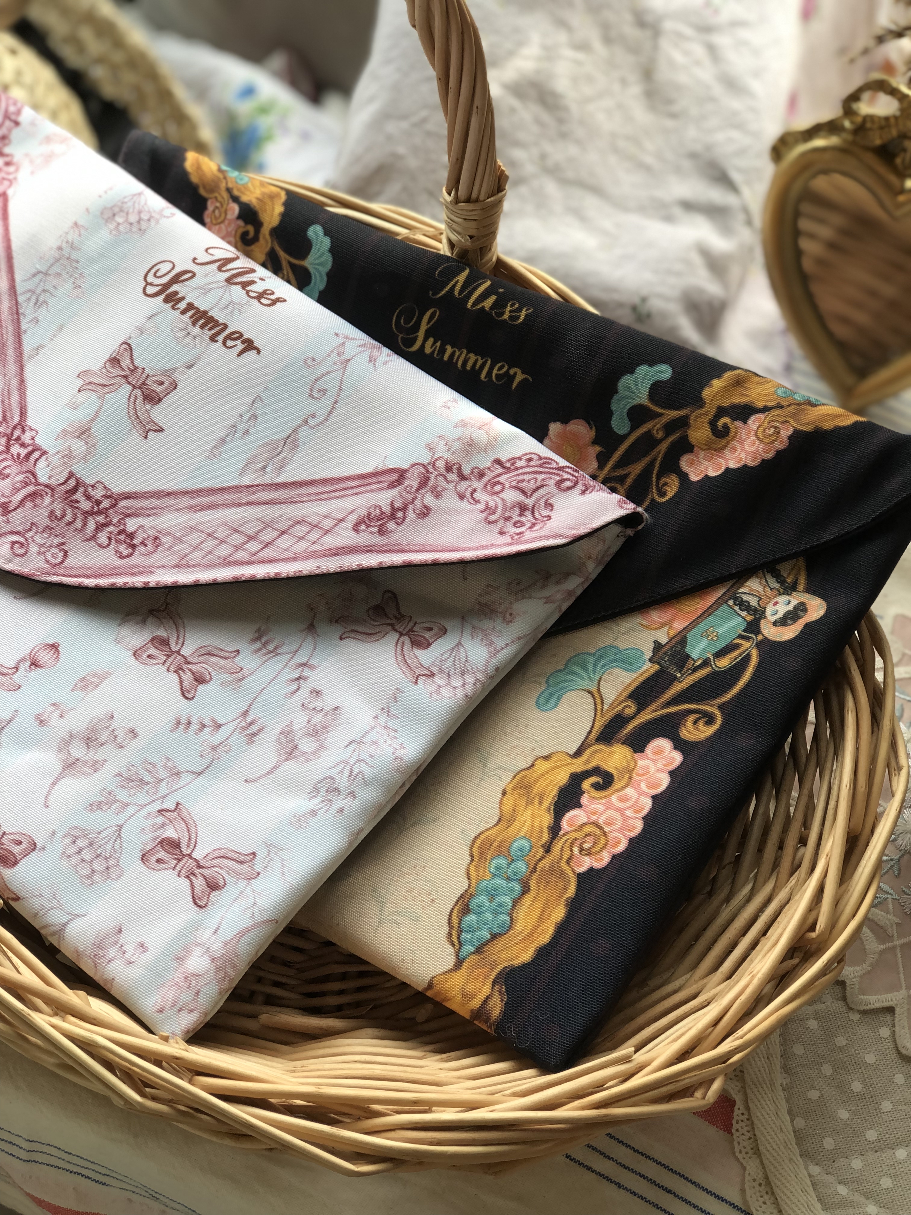 Miss Summer envelope clutch