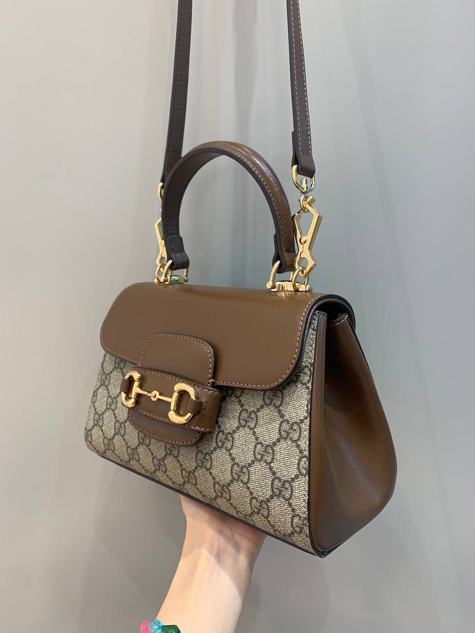 新背景实拍正品级 。（小号22cm） Gucci Horsebit 1955马鞍小号手提包 2023横空出世的超级最新大爆款‼️ 小号22cm证品售价，还是继续采用1955经典棕色原厂皮，除了包身的手提设计，另外配有两个不同风格的肩带，三种不同背法，容量皆备，小巧圆润的包型非常适合亚洲女性，绝对是2023大爆款，继迷你马鞍包后我最喜欢的第二单品‼️ 型号703848；尺寸22x16x10cm