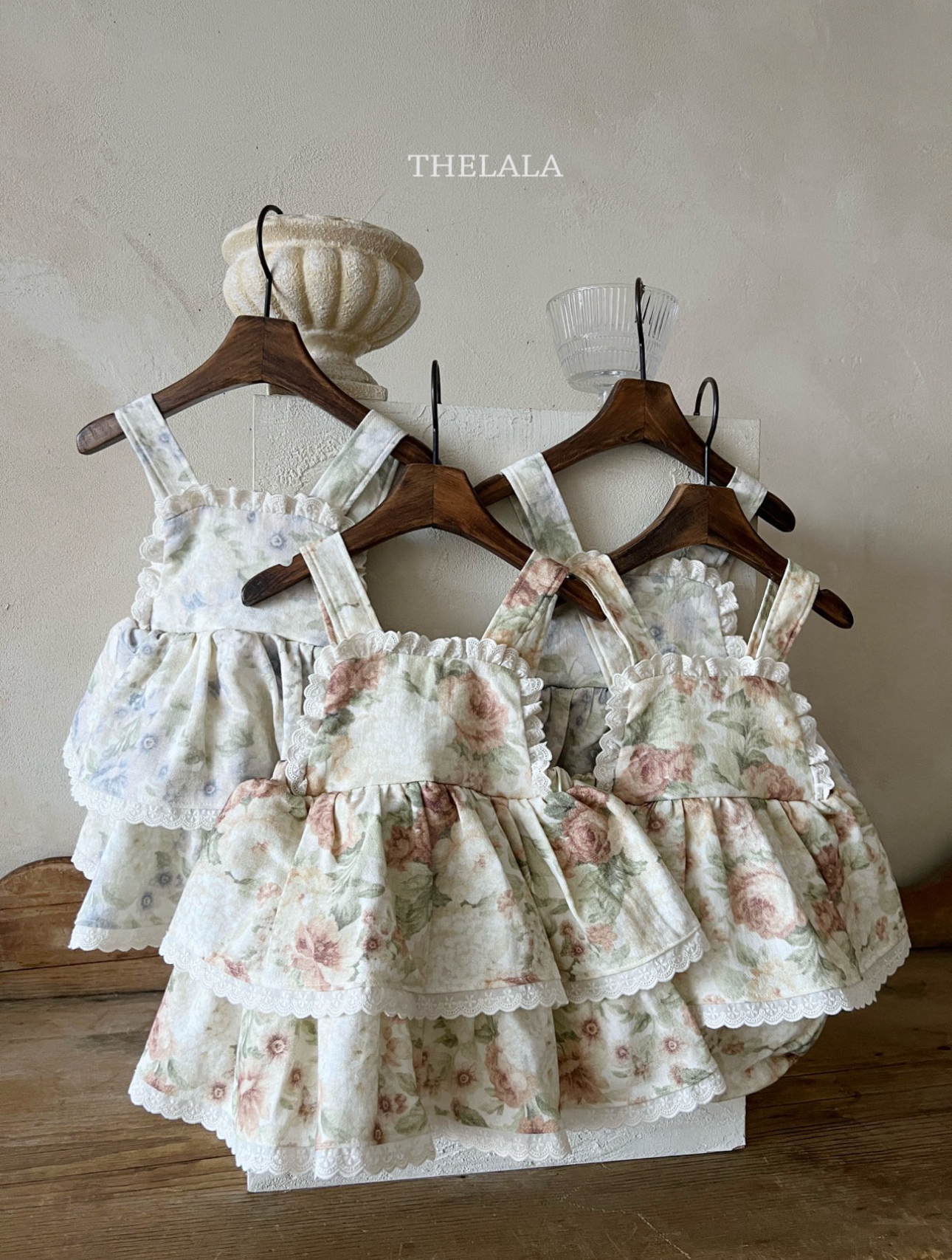 🌸預訂 韓國直送🌸🇰🇷THELALA兩色花卉滿印蕾絲花邊吊帶包屁裙