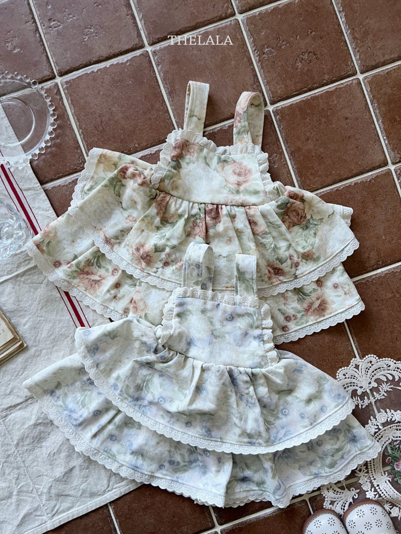 🌸預訂 韓國直送🌸🇰🇷THELALA兩色花卉滿印蕾絲花邊吊帶連身裙