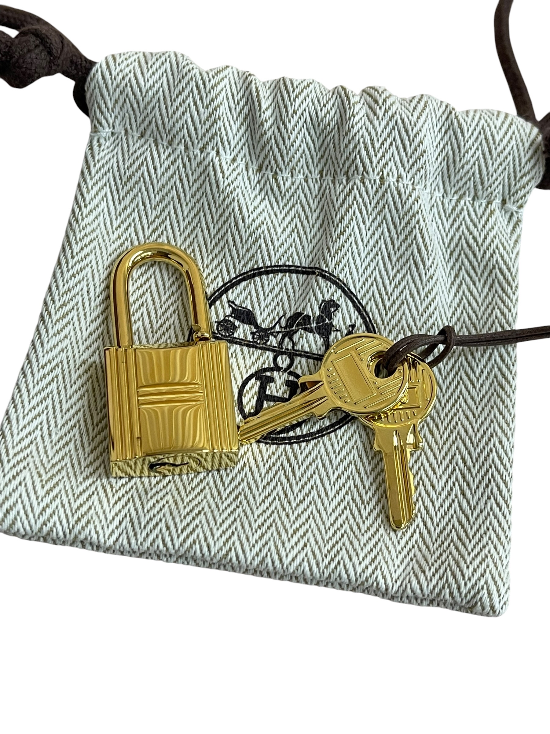 Pre-owned Hermes P22 / Stamp W / Product Code: 063009