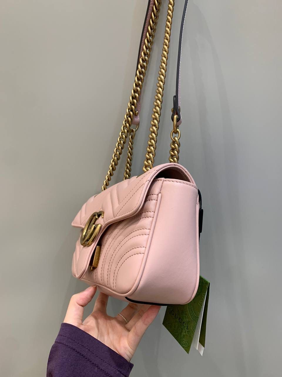 新背景实拍正品级 。经典款金扣粉色22cm‼️ 粉色终于来皮了，你们一直在喊我出的颜色，这个颜色很难得，原厂皮很稀奇，所以有没有货都要看运气，像绿色至今为止一张对版皮料都没有来过，这个颜色也是很适合现在的季节，搭配衣服很仙女，男的看了都拒绝不了吧这个颜色，我拍照也被这个颜色种草了‼️ 型号446744；尺寸22/13/6cm