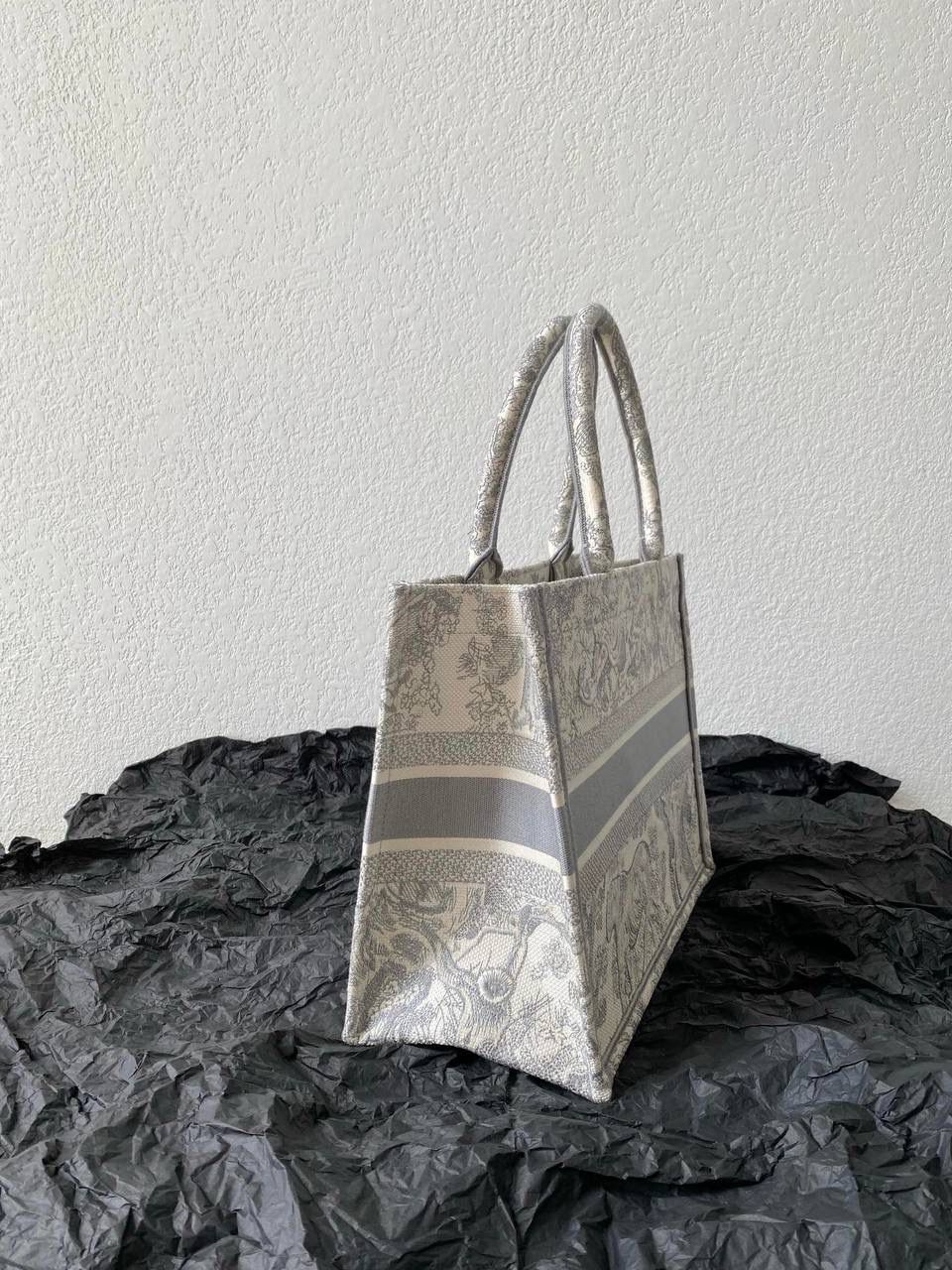 🈶灰老虎，中号 𝗖𝗗 𝗕𝗼𝗼𝗸 𝘁𝗼𝘁𝗲丛林系列购物袋 全手工立体刺绣 凹凸有致 浓厚的复古艺术气息简直是行走的艺术品 🤍 超大容量更是吹爆它 ‼️ 特别适合想把整个家带出门的姑娘 妈咪袋 公文包 旅行出游好帮手 🤟🏻❤️‍🔥 时髦精凹造型必须拥有 36×27×16cm