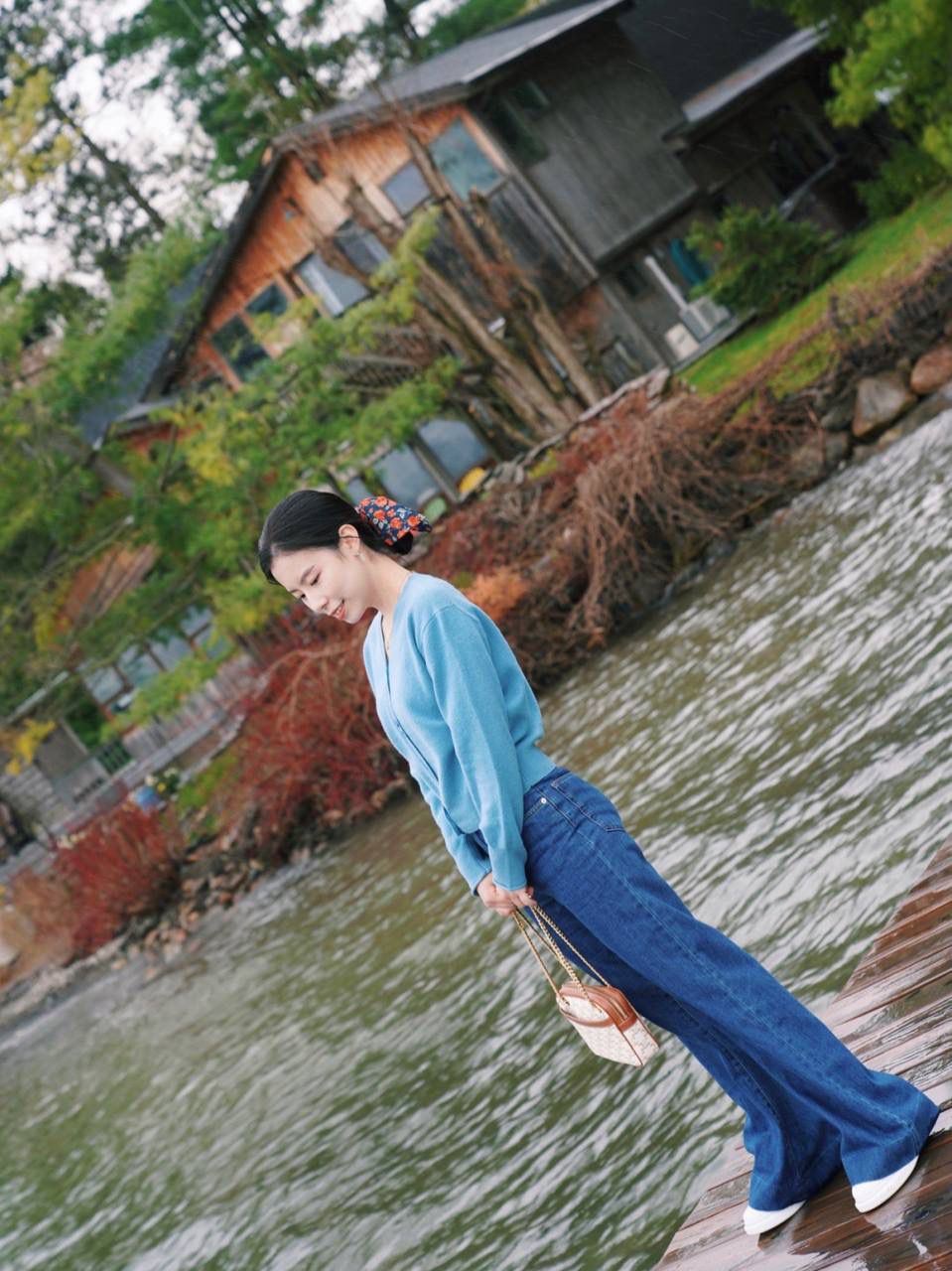 🔥大货实拍图 𝗖𝗘𝗟𝗜𝗡𝗘♥𝗖𝗔𝗡𝗩𝗔𝗦 𝗣𝗔𝗧𝗔𝗣𝗔𝗡𝗦 型号：196252 尺寸：20.5*15*4.5cm TA真的非常好用+多种背法+价格合适+细节满满～双链条腋下，单链条单肩，斜挎/手拿 一包多用✔️