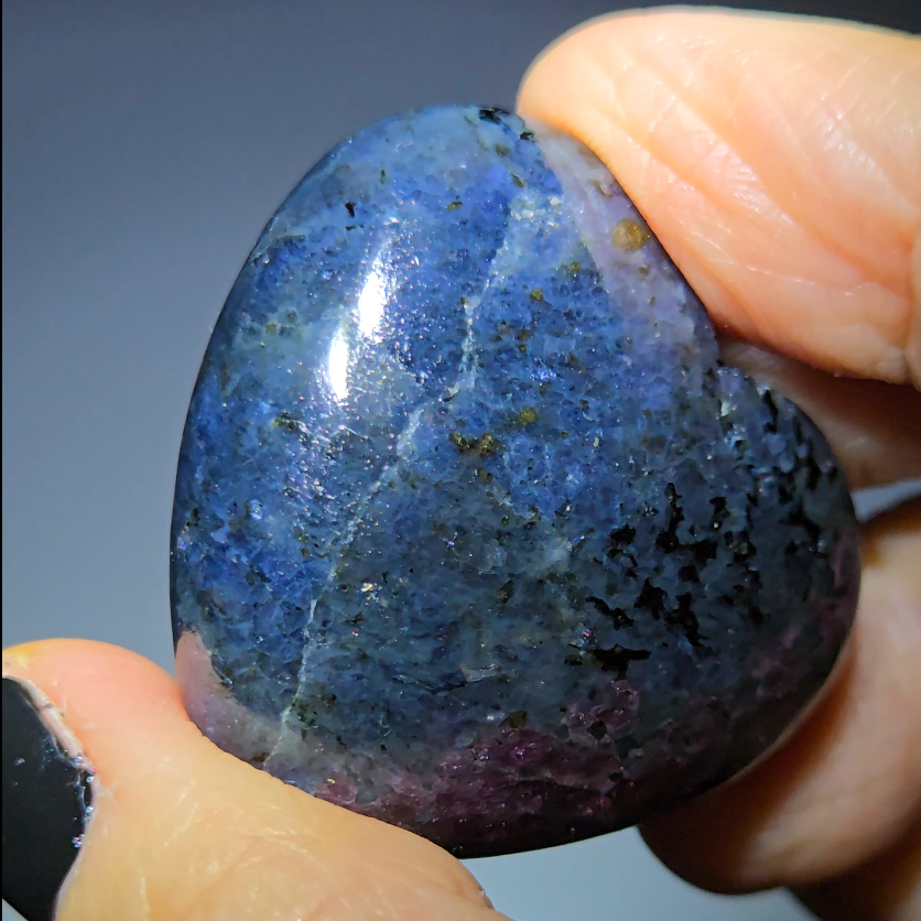 Almandine garnet heart with blue kyanite - GAR97