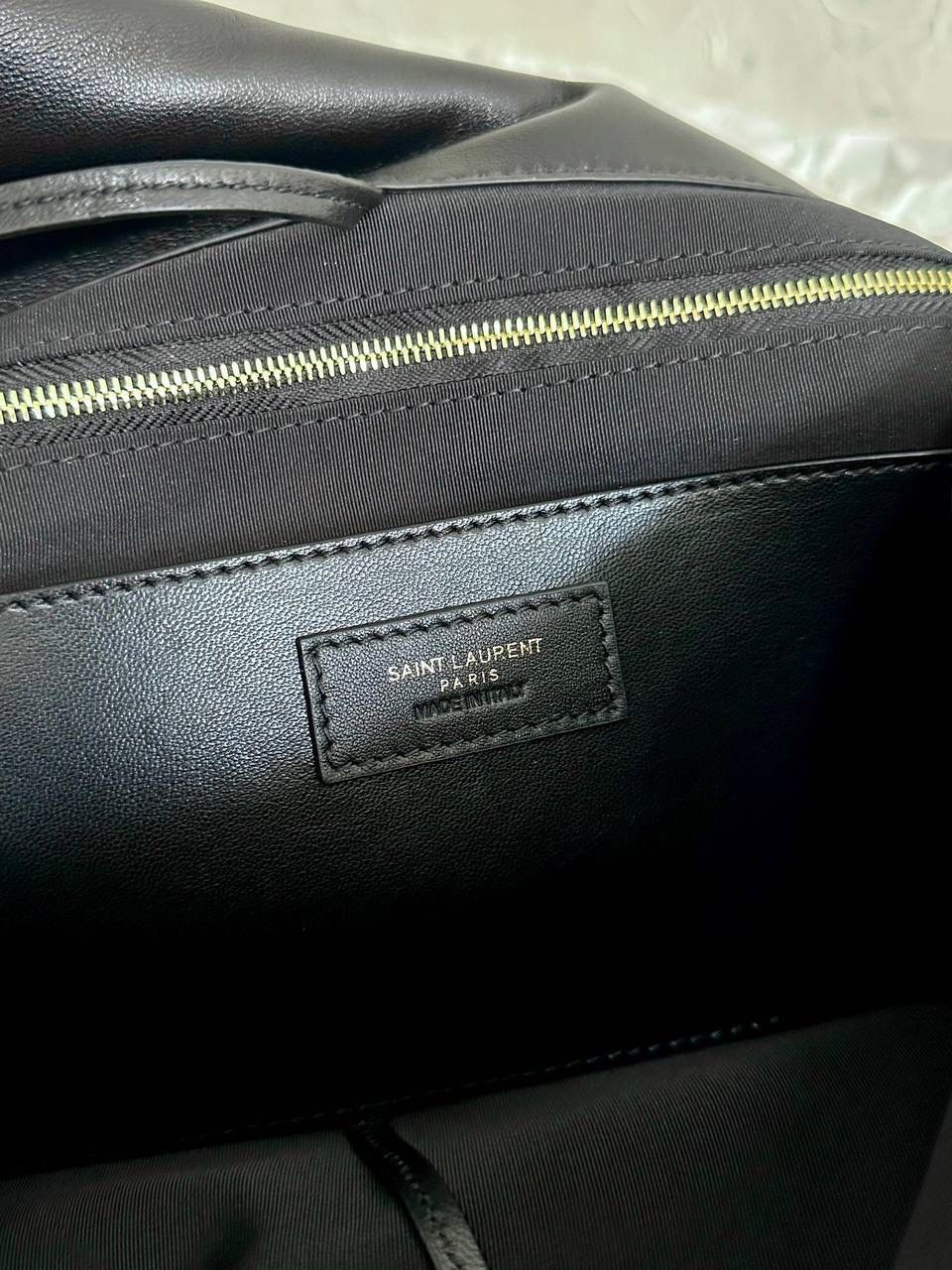 仅剩少量❗️ ys1 jamie羊皮链条大包 黑金🖤 今年的大包出一只火一只 完全宠喜欢大包的兄弟姐妹！ 链条包夏天背多了一丝呼吸感 和包包的大体量有了个对比 自重也不算很重，羊皮没有牛皮重 绝对是可以接受的重量 43×29×9cm742431m