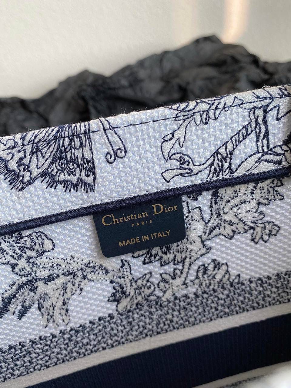 🈶植物花园，白蓝中号 𝗖𝗗 𝗕𝗼𝗼𝗸 𝗧𝗼𝘁𝗲 23早春度假系 浪漫的花卉刺绣，细节感非常强了😍 栩栩如生，不言而喻的精湛刺绣工艺 握住只有你的花花世界吧 36×27×16cm