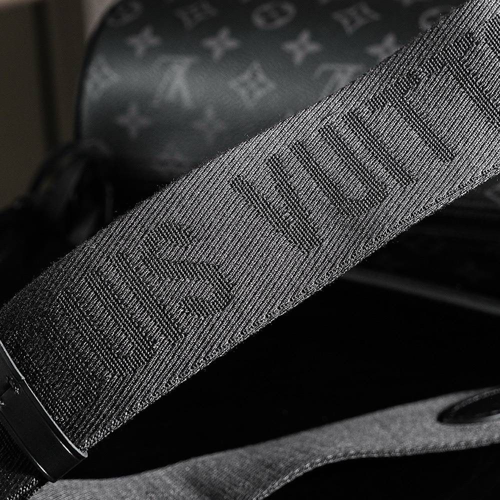 𝐒𝐎𝐅𝐓 𝐏𝐎𝐋𝐎𝐂𝐇𝐎𝐍芯片菱形跳动码圆筒小号系列👜✨ 近期满屏𝑺𝒐𝒇𝒕 𝑷𝒐𝒍𝒐𝒄𝒉𝒐𝒏圆筒包，堪称完美男包！ 第一眼就爱上，被种草的一塌糊涂， 采用了圆柱轮廓构型更显摩登风范，独特的设计造型更加有时尚感！ 这一季通过原有的复古格调注入当代时尚复古元素，比中古款更加精致大气，再一次被大家认可好评！ 足以容纳日常所需，提升实用性与时尚度，经典首选！💯🔥 五金材质：一树脂扣五金 皮料材质：菱形法国原厂皮面料【芯片版】 尺寸详情：𝟐𝟔*𝟏𝟒*𝟏𝟒𝐜𝐦