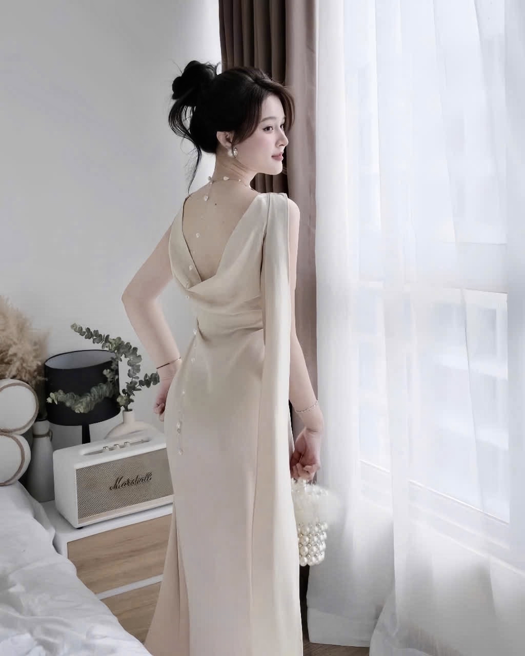 優雅的垂褶露背連身裙